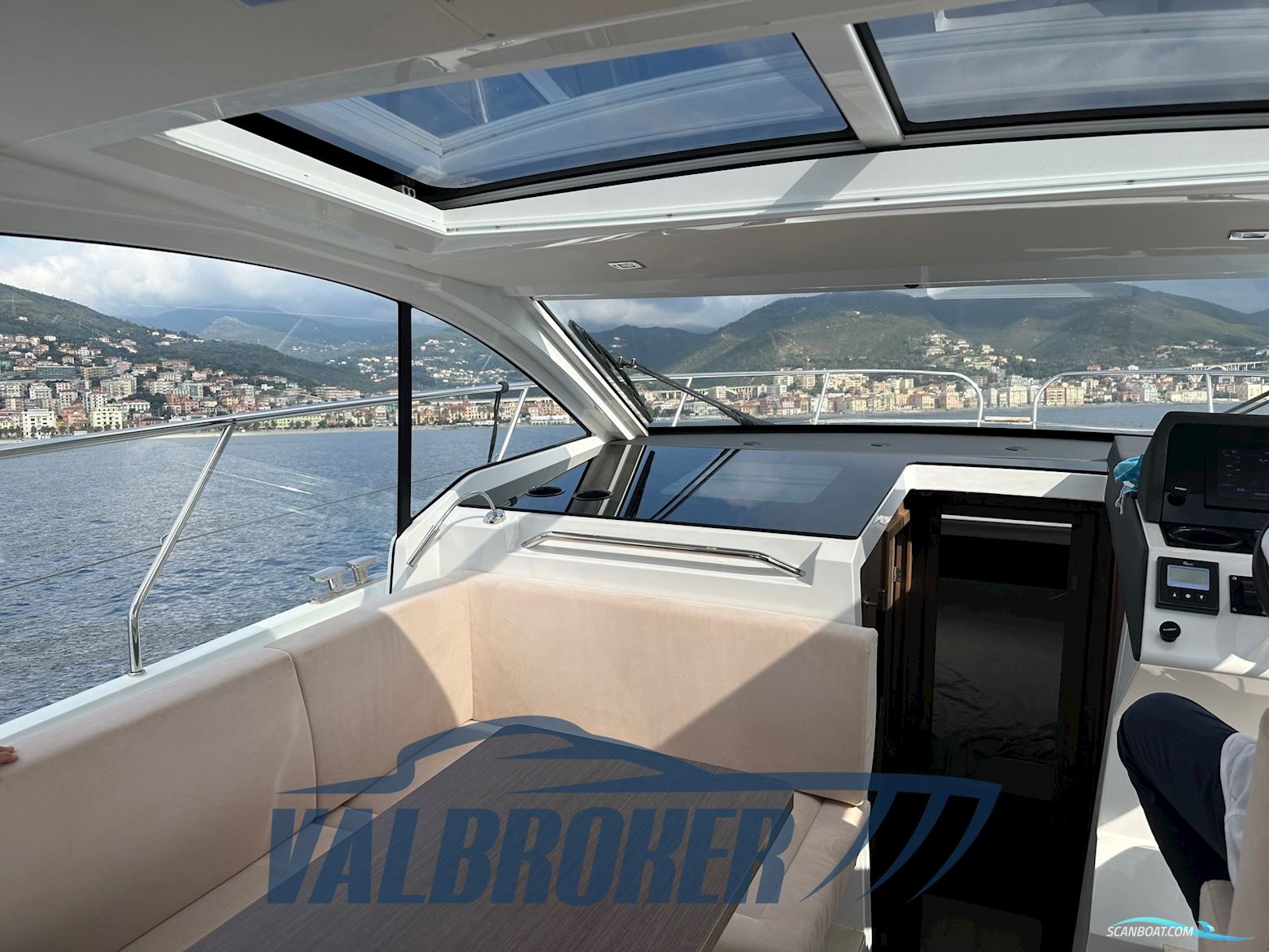 Sealine C335V