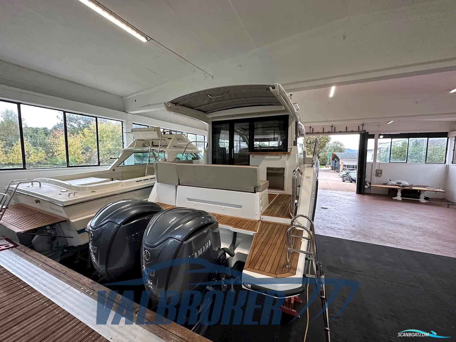 Sealine C335V