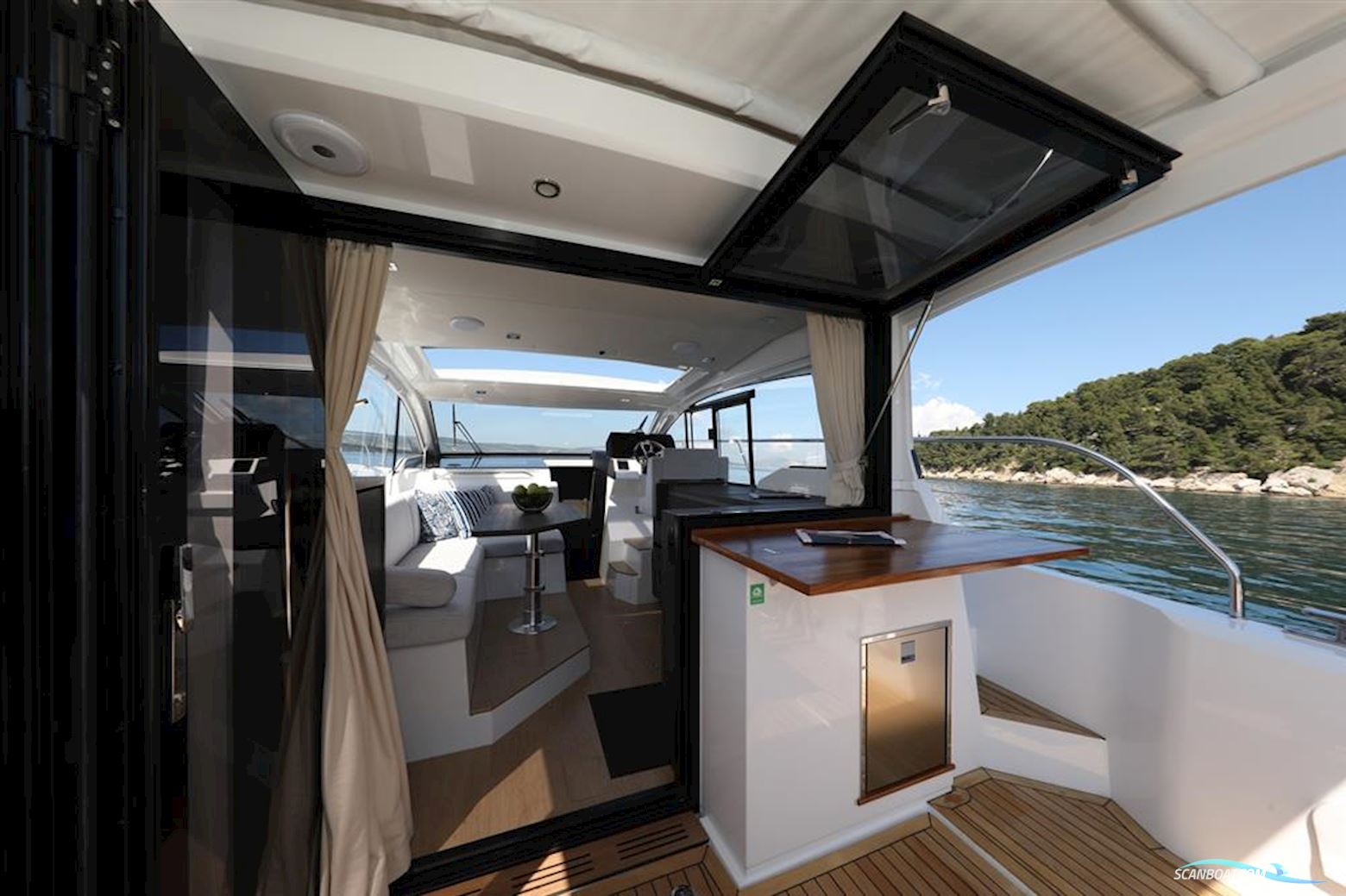 Sealine C335v