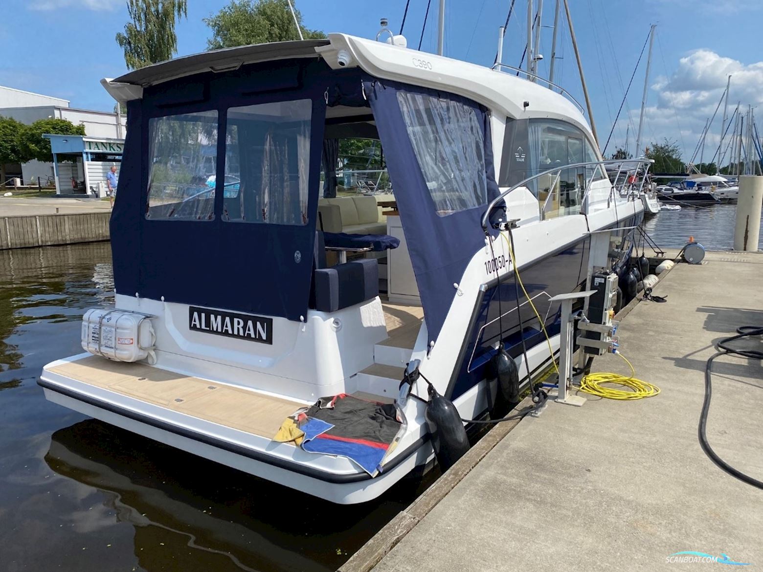 Sealine C390