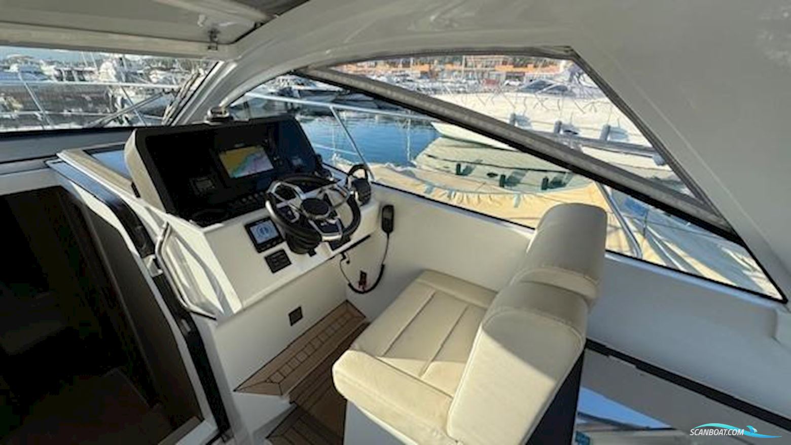 Sealine S 335