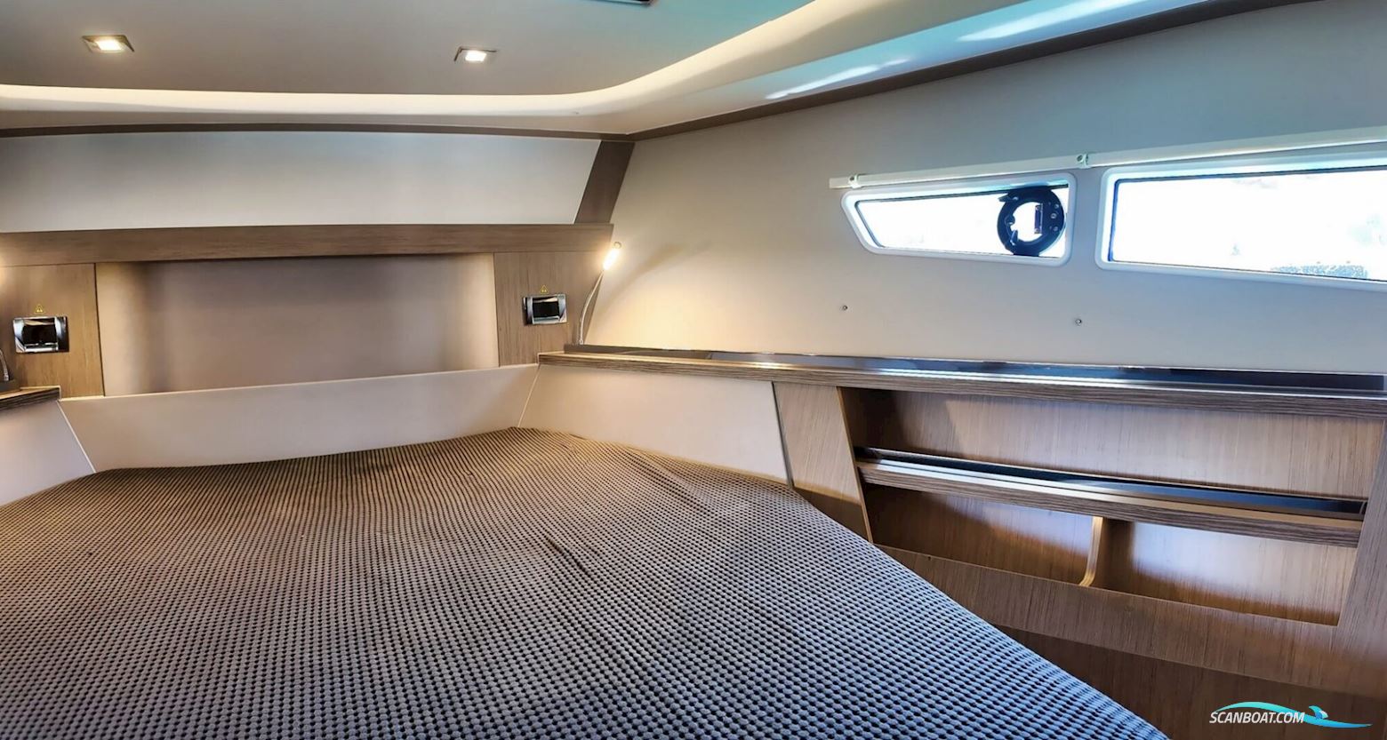 Sealine S335