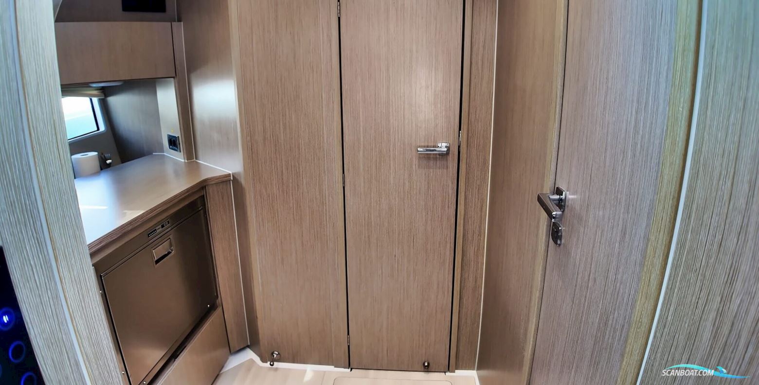Sealine S335