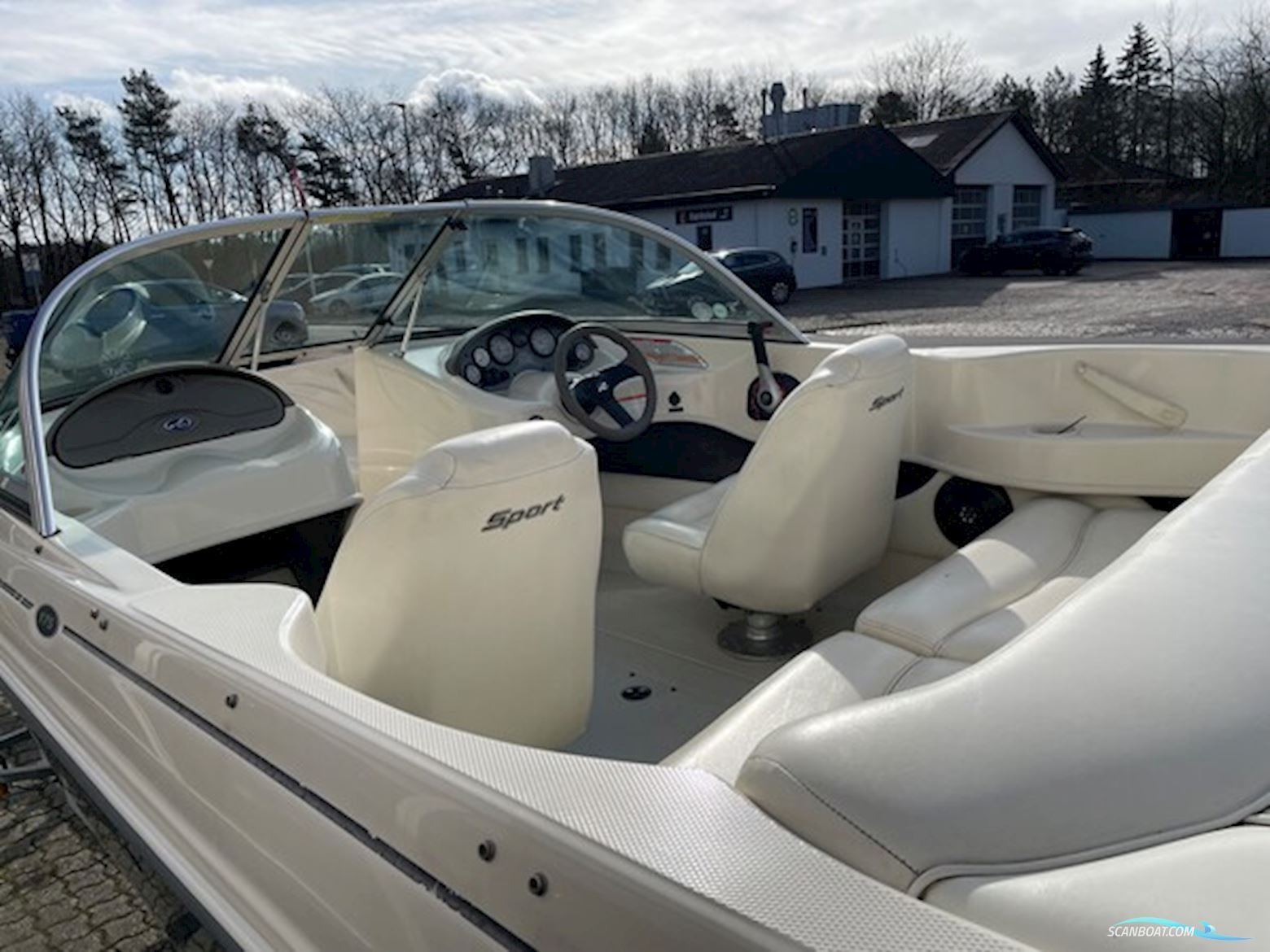 SeaRay 175 Sport Bowrider med 135 hk Mercruiser 3,0L 4 takt i/b og 1350 kg Variant bådtrailer