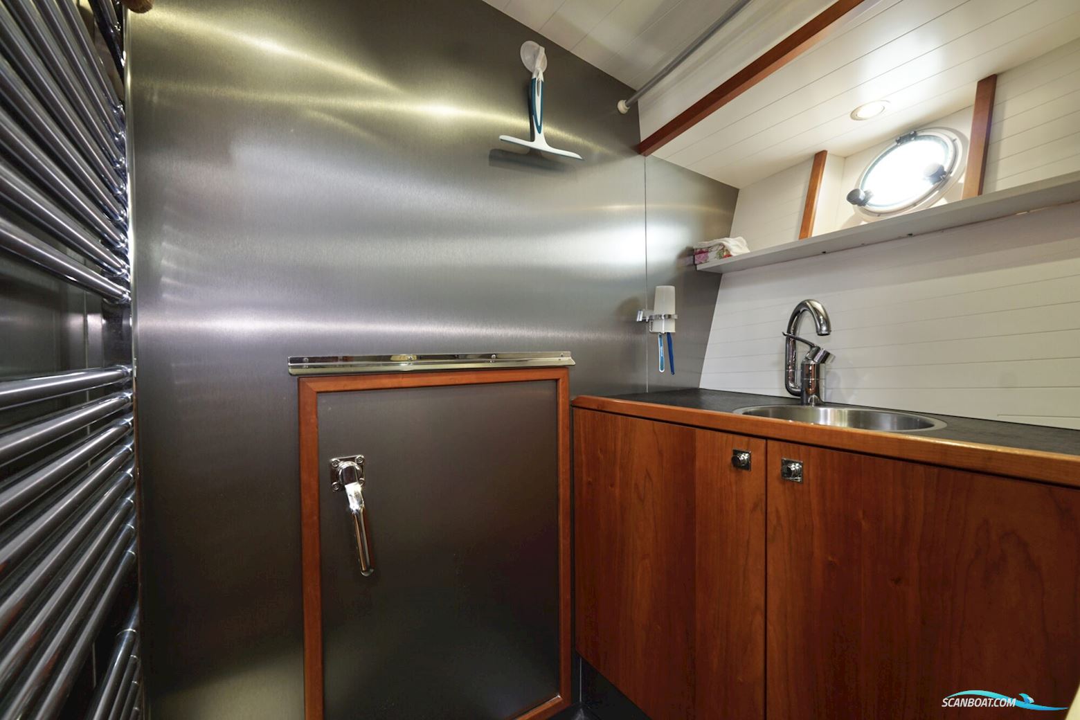 Serious Yachts Gently Low Bridge 14.50 Sedan