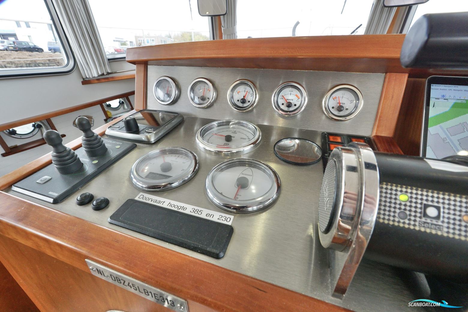 Serious Yachts Gently Low Bridge 45 Sedan