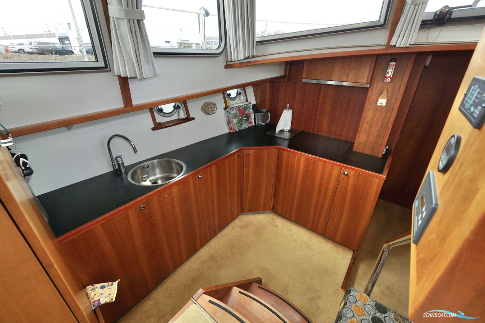 Serious Yachts Gently Low Bridge 45 Sedan