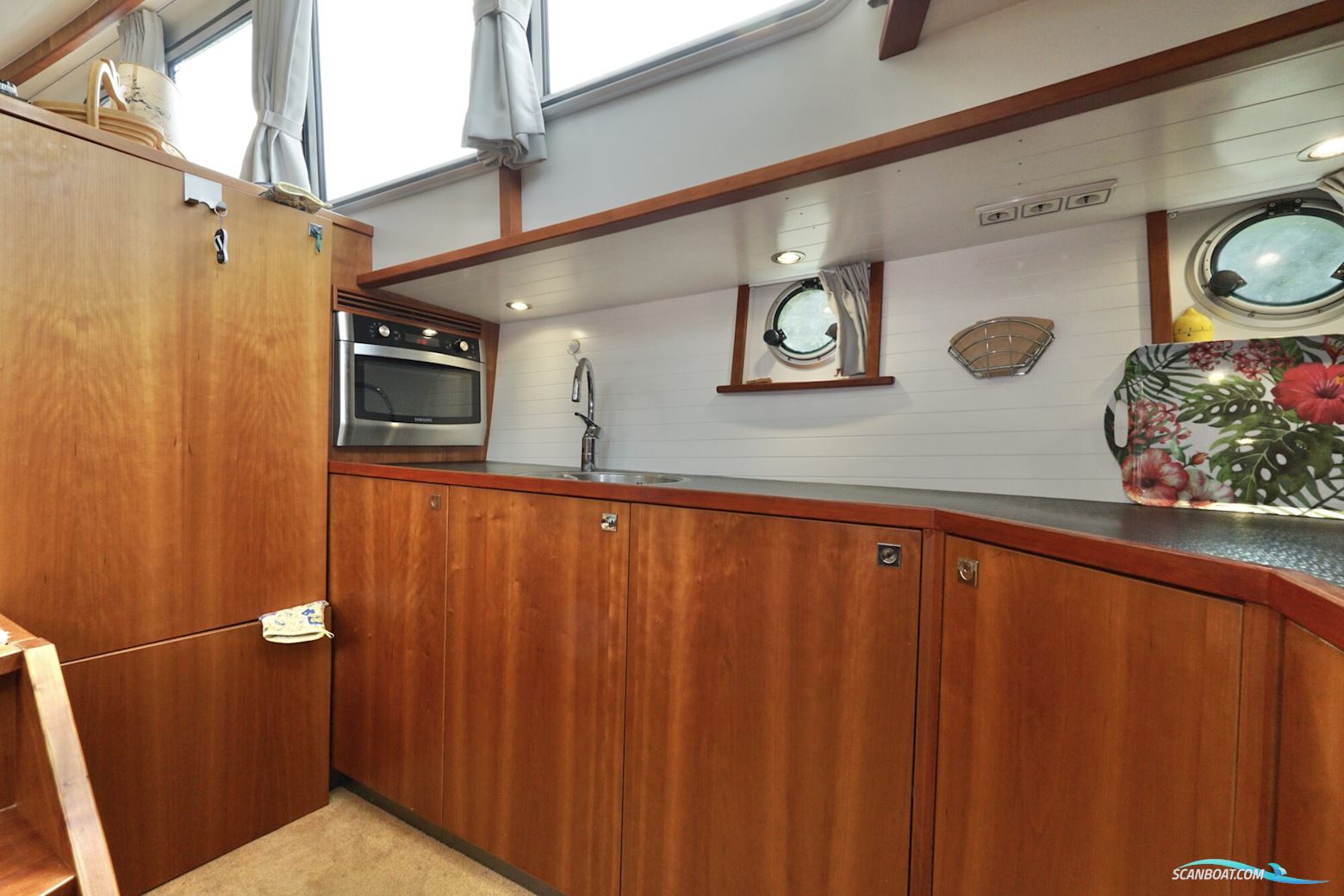 Serious Yachts Gently Low Bridge 45 Sedan