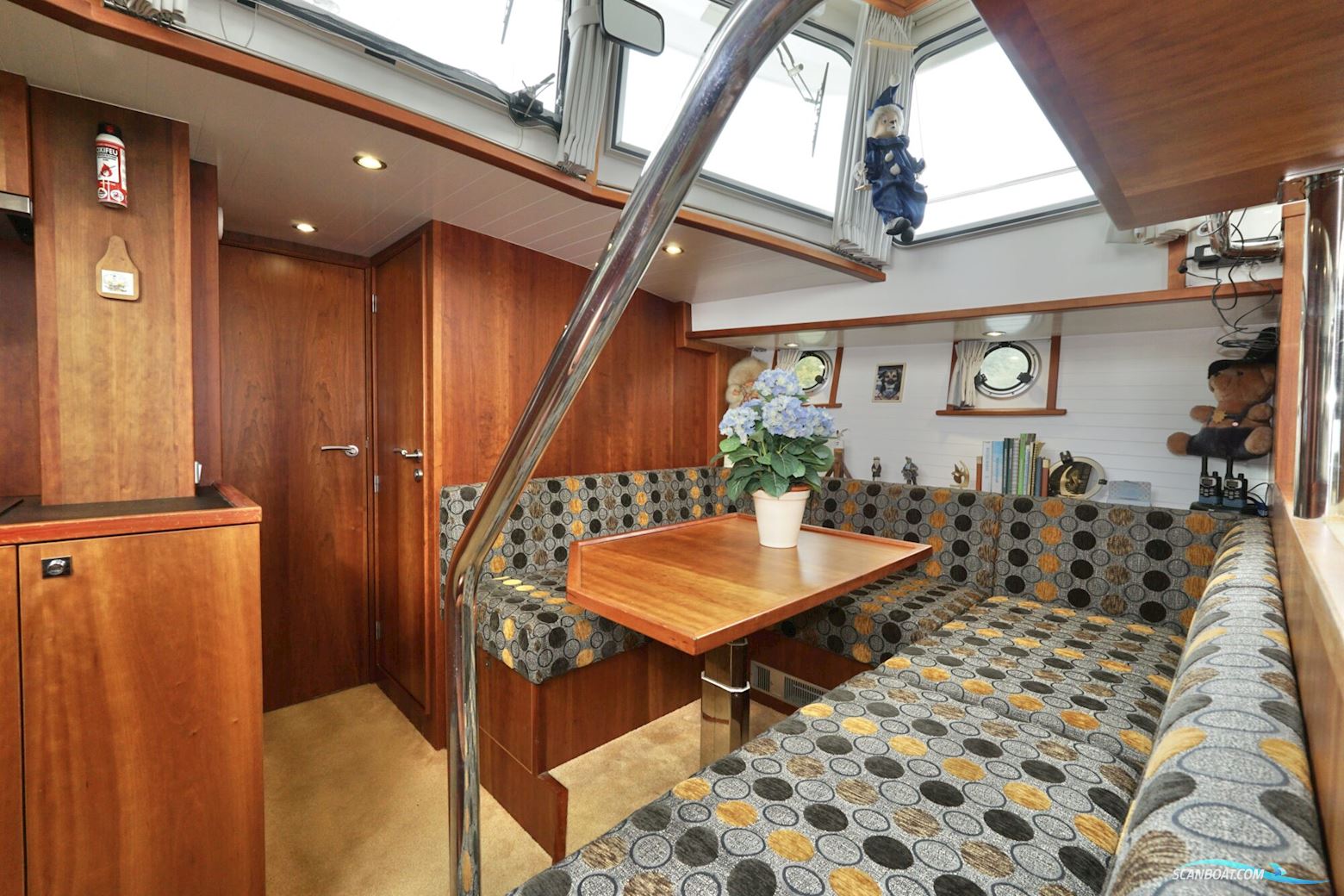 Serious Yachts Gently Low Bridge 45 Sedan