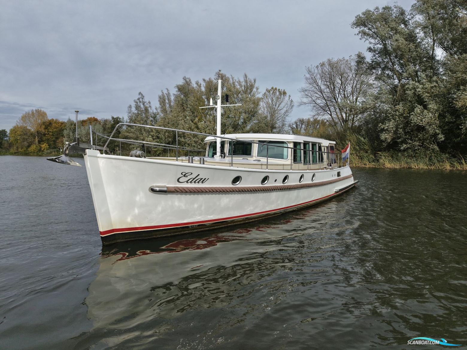 Serious Yachts Gently Low Bridge 45 Sedan