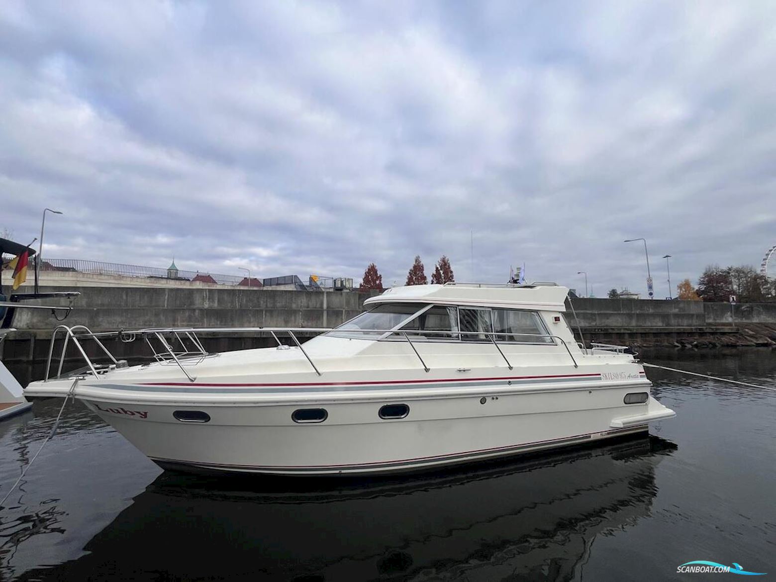 Skilsö  975 Arctic Motorbåt 1994, med Volvo Penta is een Zweeds merk dat wereldwijd bekendstaat om betrouwbare en krachtige scheepsmotoren en aandrijfsystemen. Ze leveren zowel diesel- al motor, Holland