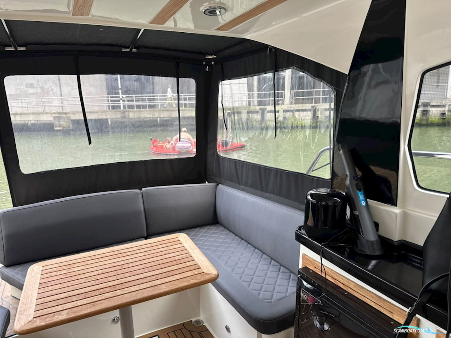 TendR 23 Cabin