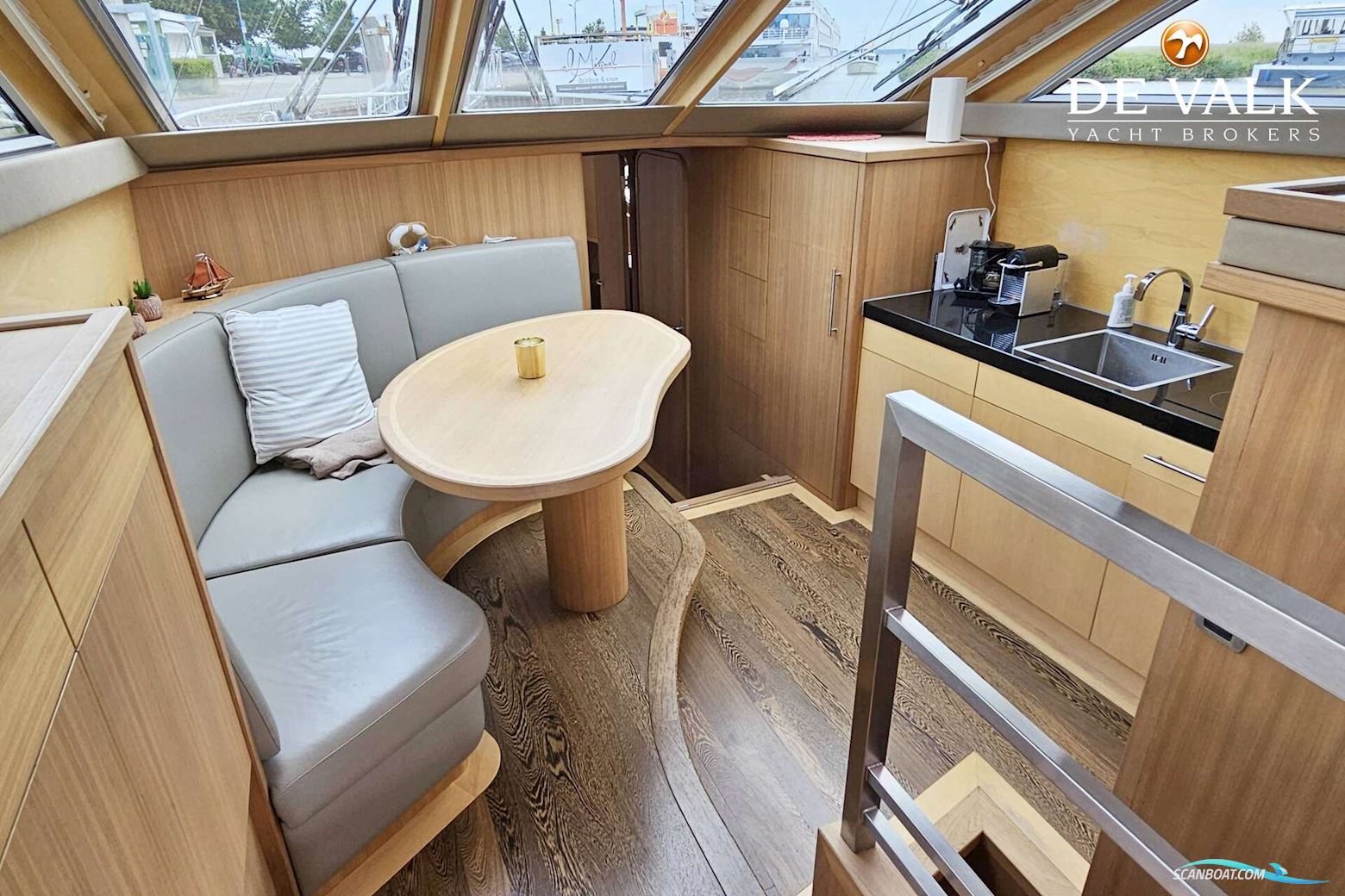 Van Den Hoven Executive 1700