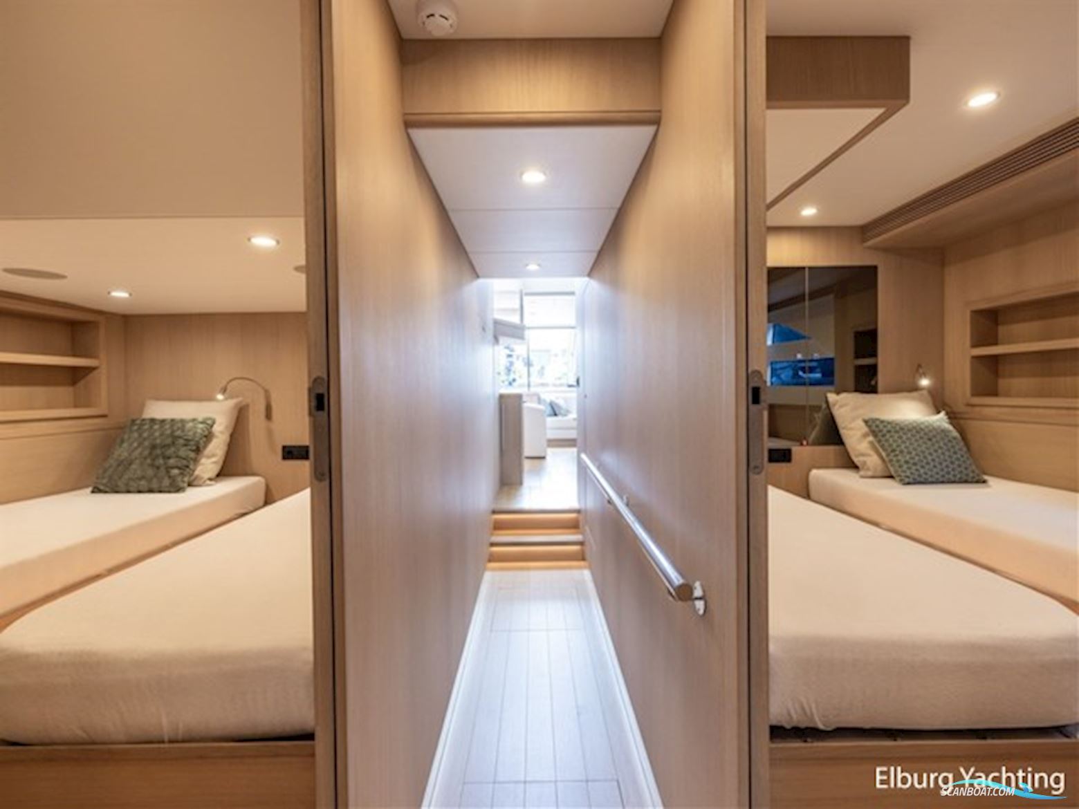 Van der Valk Beachclub 660 - Flybridge 