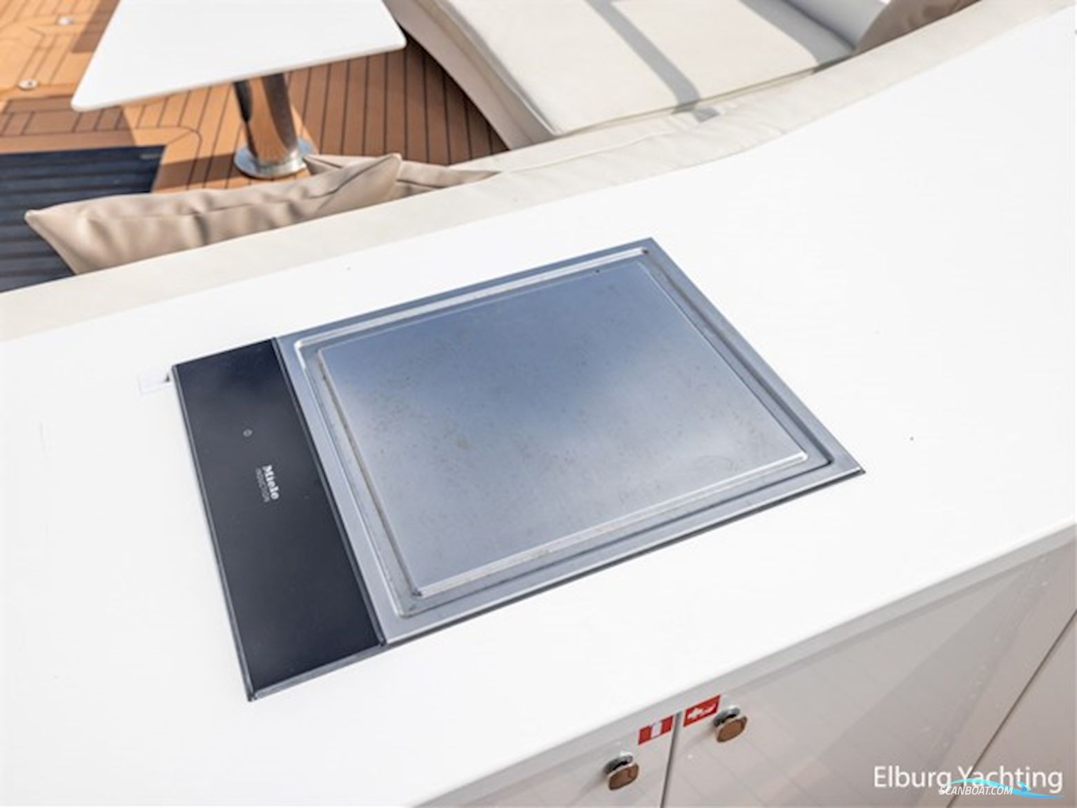 Van der Valk Beachclub 660 - Flybridge 