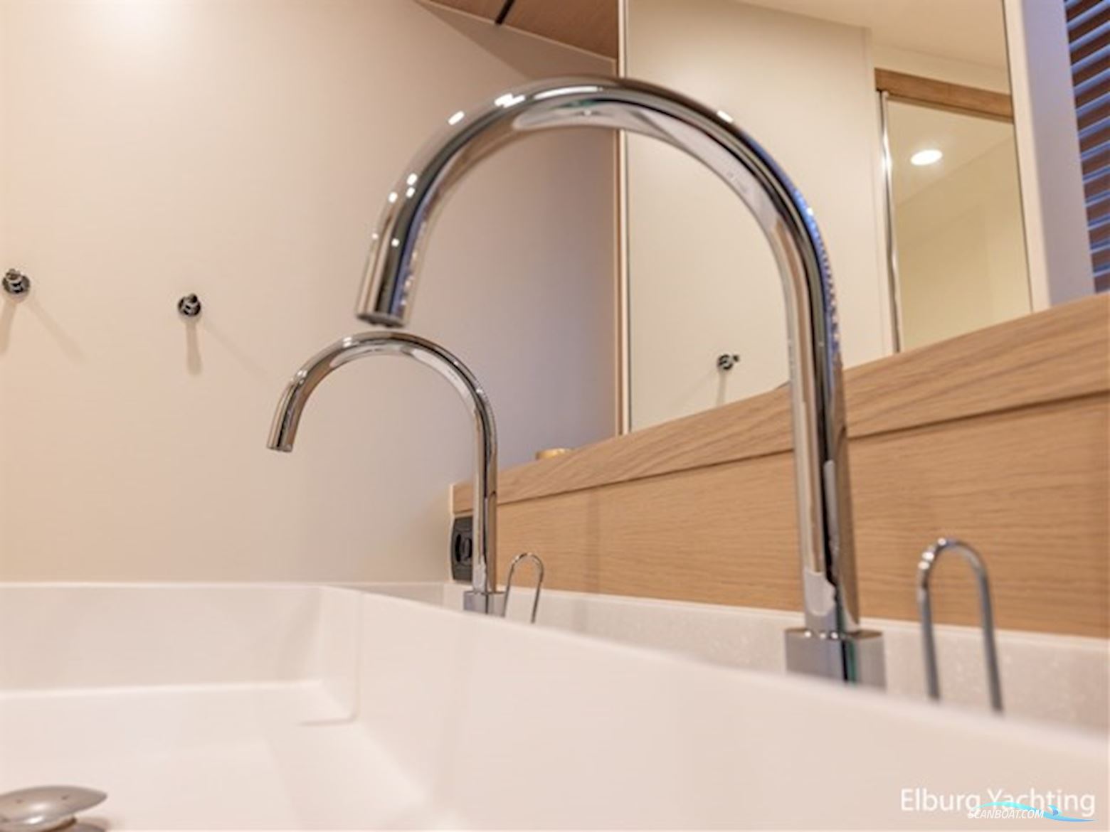 Van der Valk Beachclub 660 - Flybridge 