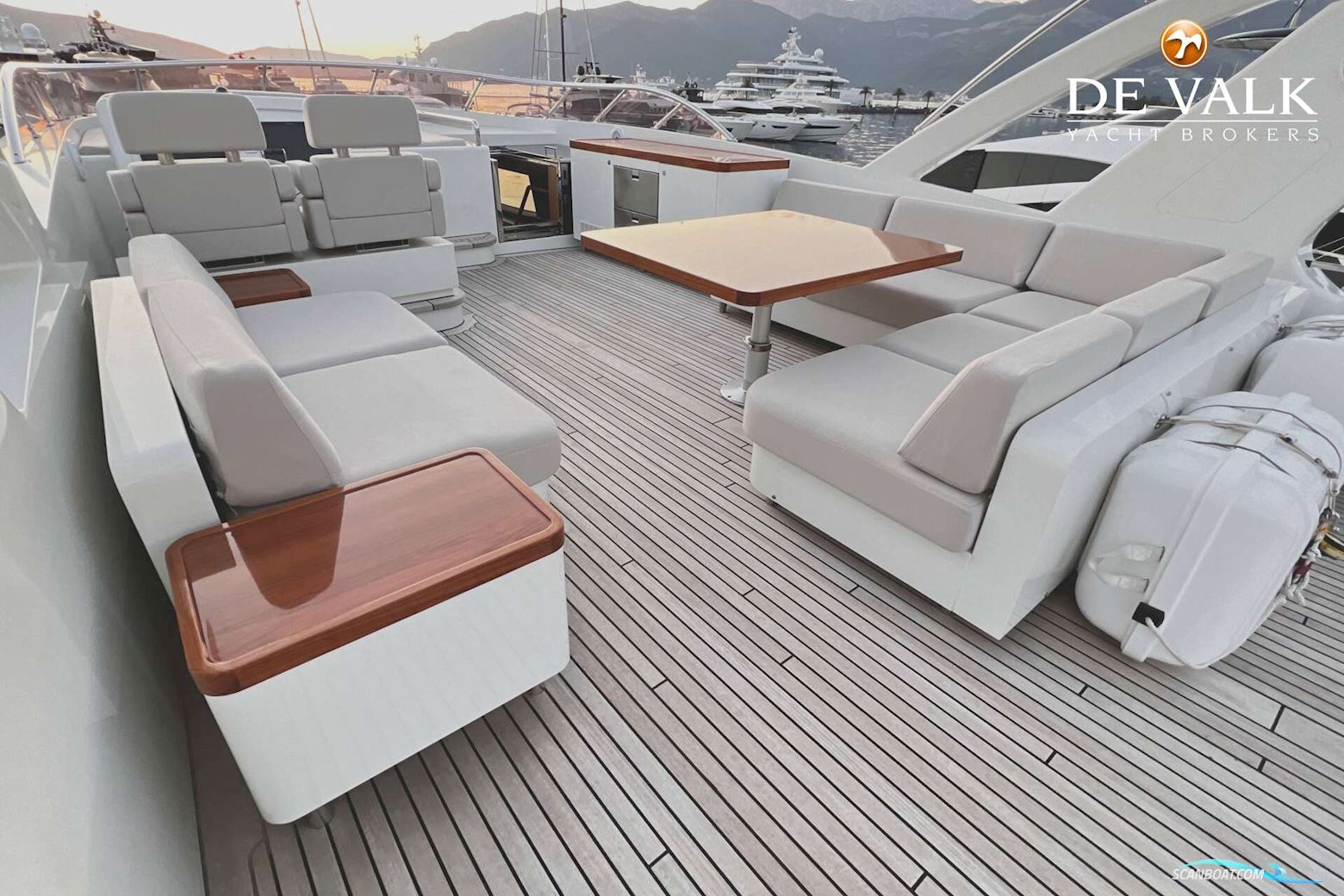 Van Der Valk Raised Pilothouse