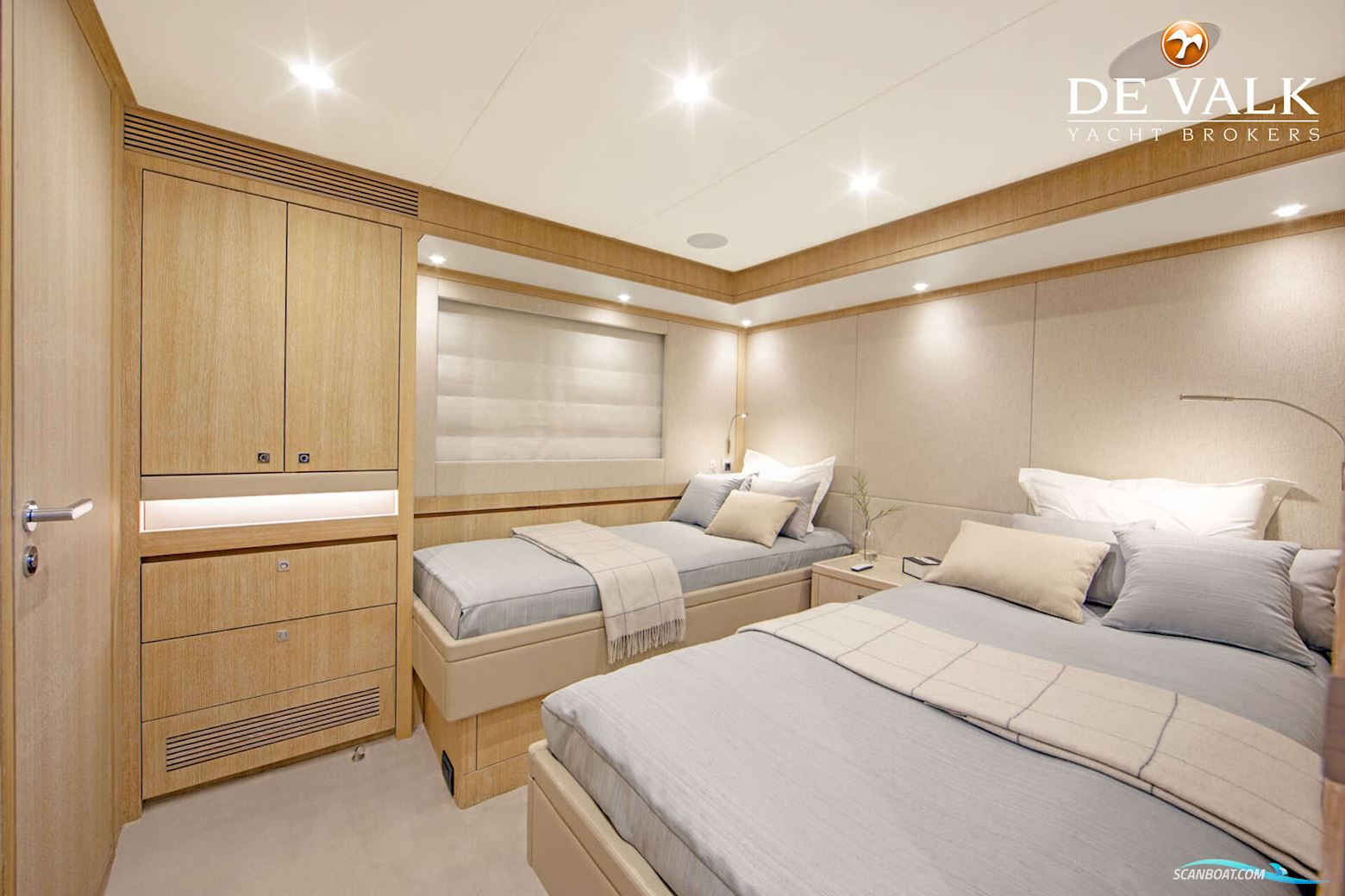 Van Der Valk Raised Pilothouse