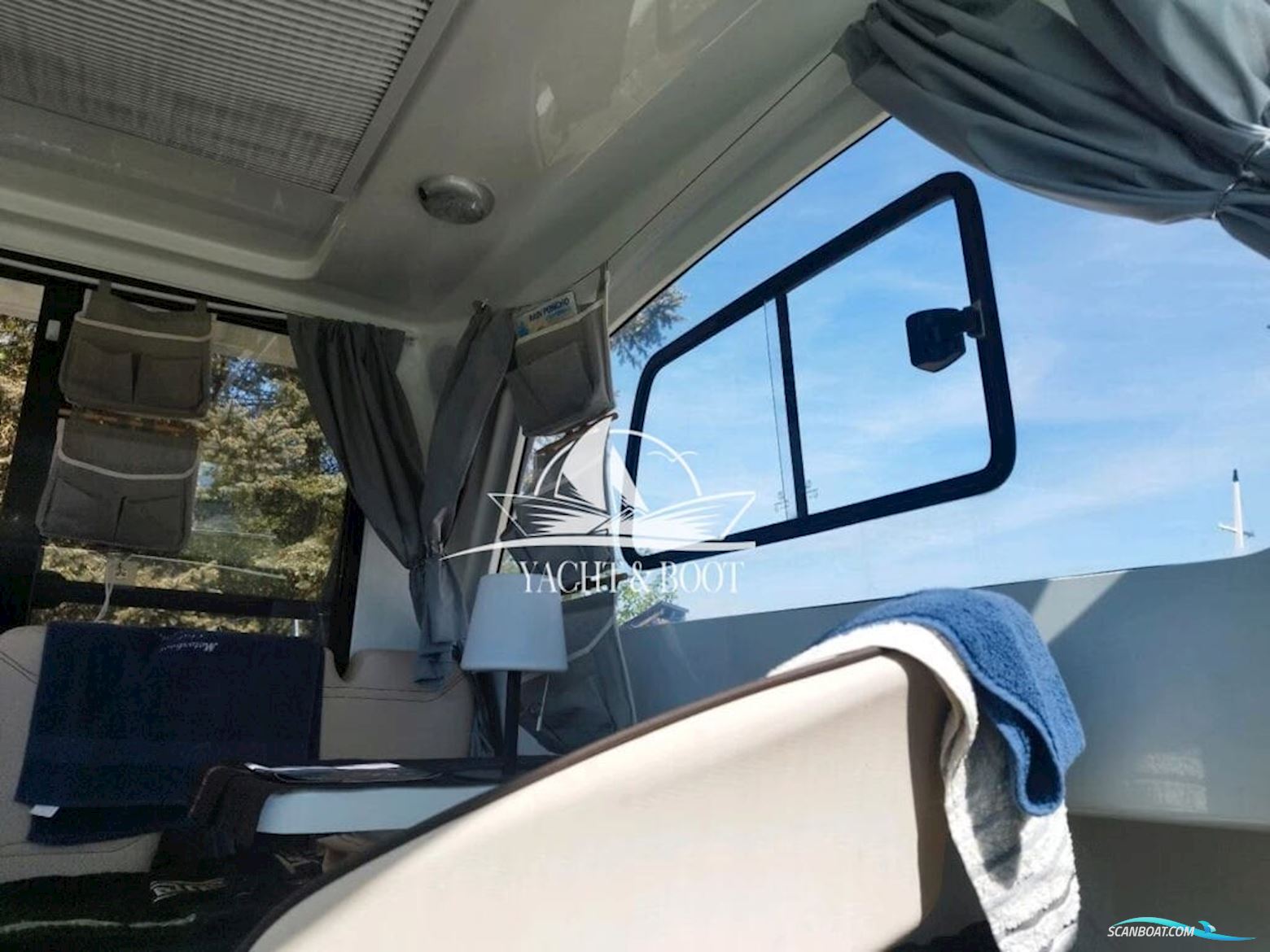 Velvette 23 Active Sedan