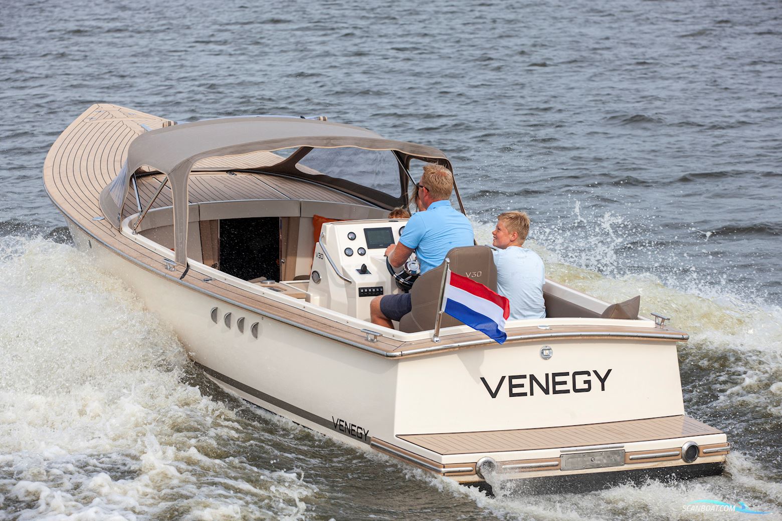 Venegy V30 Classic Cabin