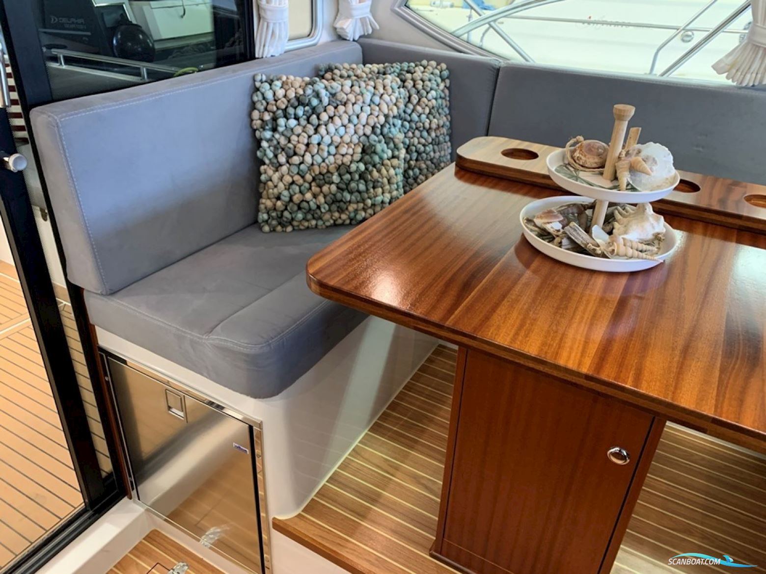 Viknes 930, Diesel V8 370hk