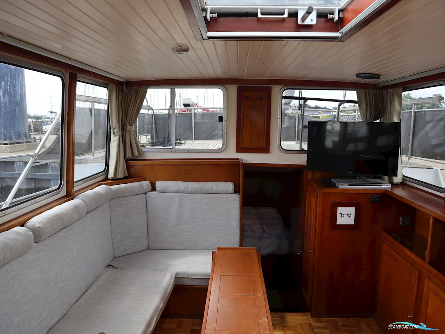 Vissers Trawler 1050