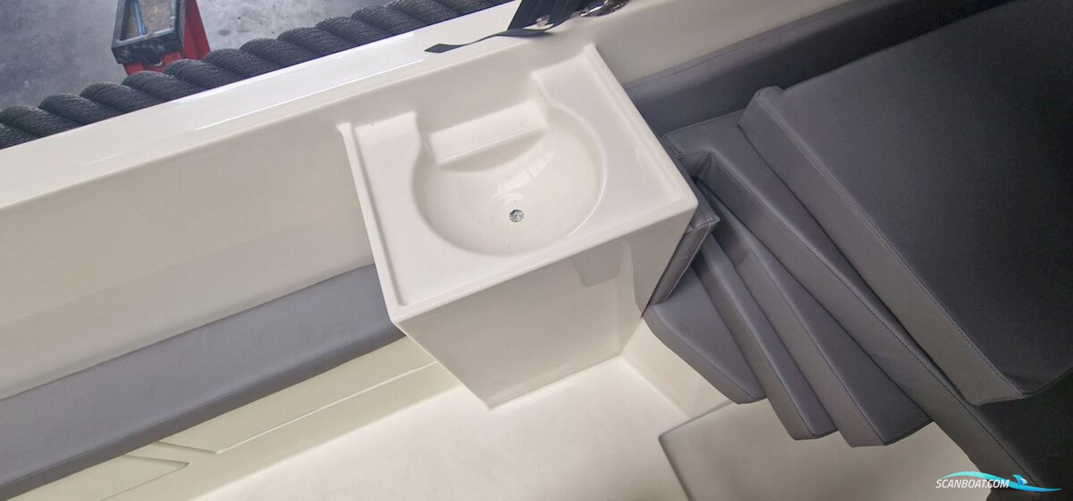 Wato 700 - Via Boatauction.Com