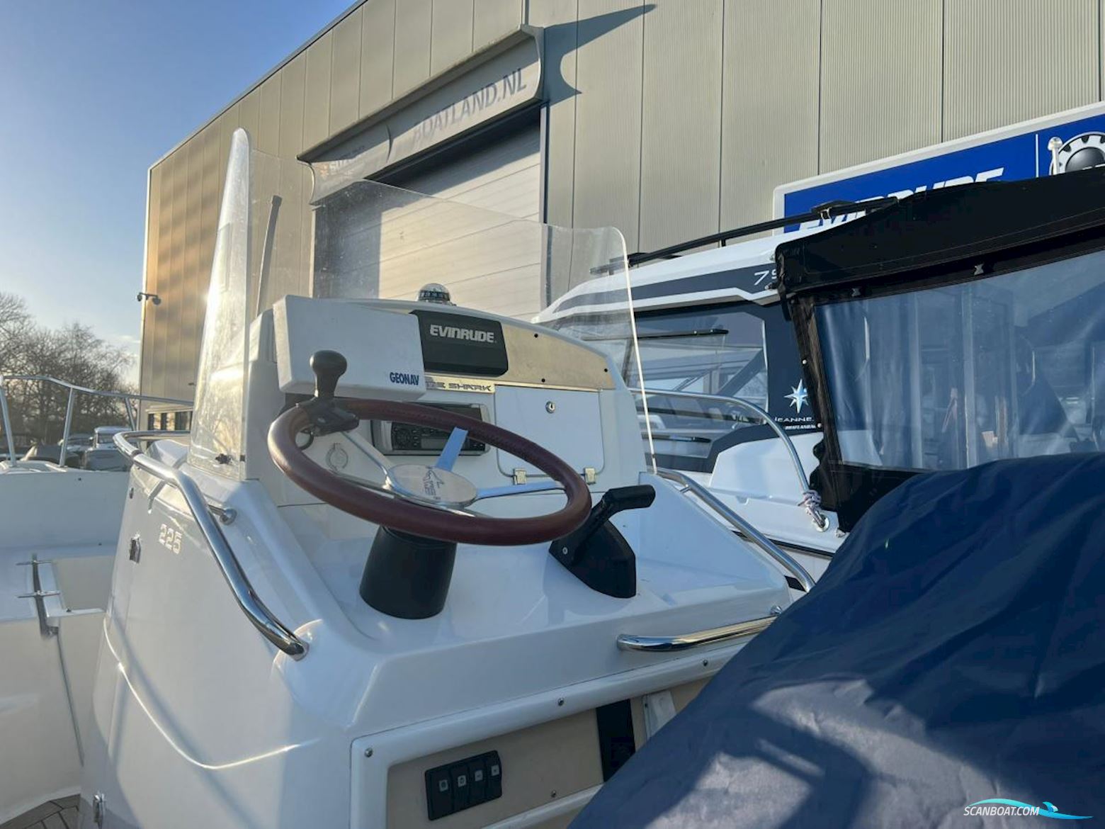 White-Shark 225 Console