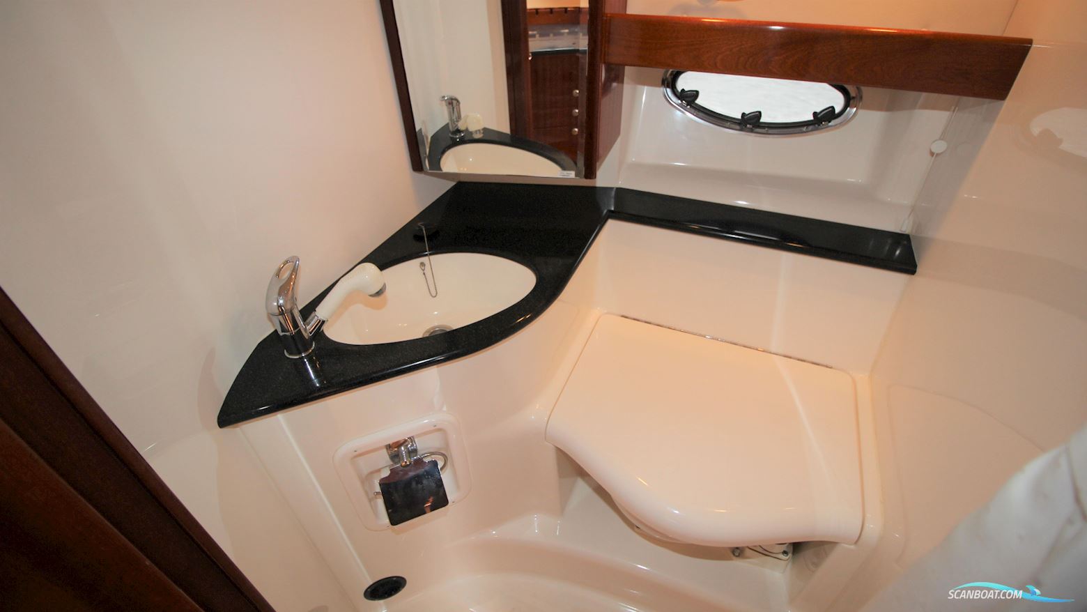 Windy Khamsin 34 Sun Lounge