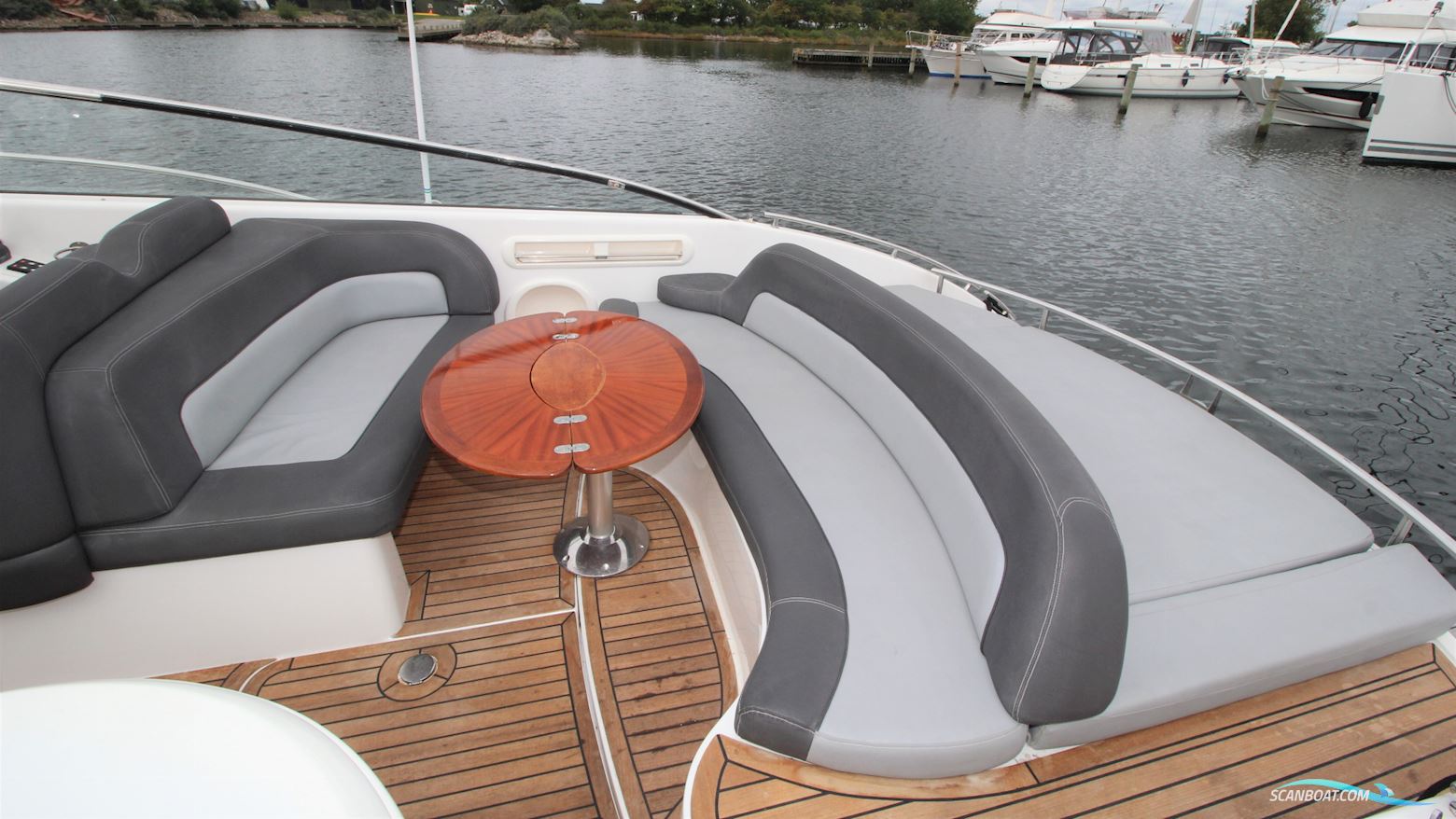 Windy Khamsin 34 Sun Lounge