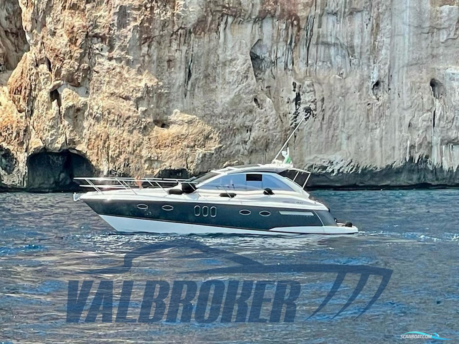 Absolute 40 Motorboat 2008, with Volvo Penta D4 engine, Italy