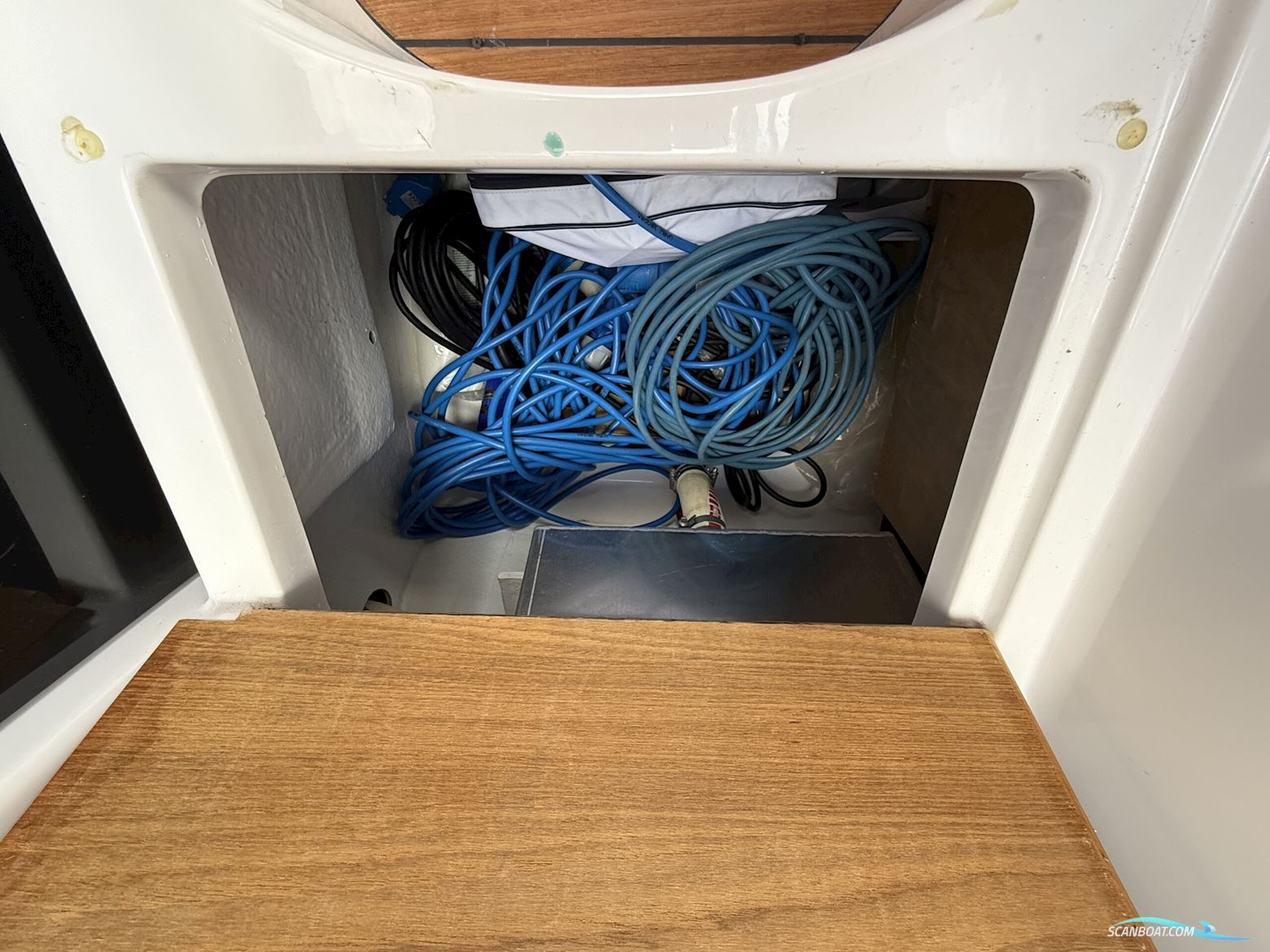 Aquador 27 HT, NEDSAT