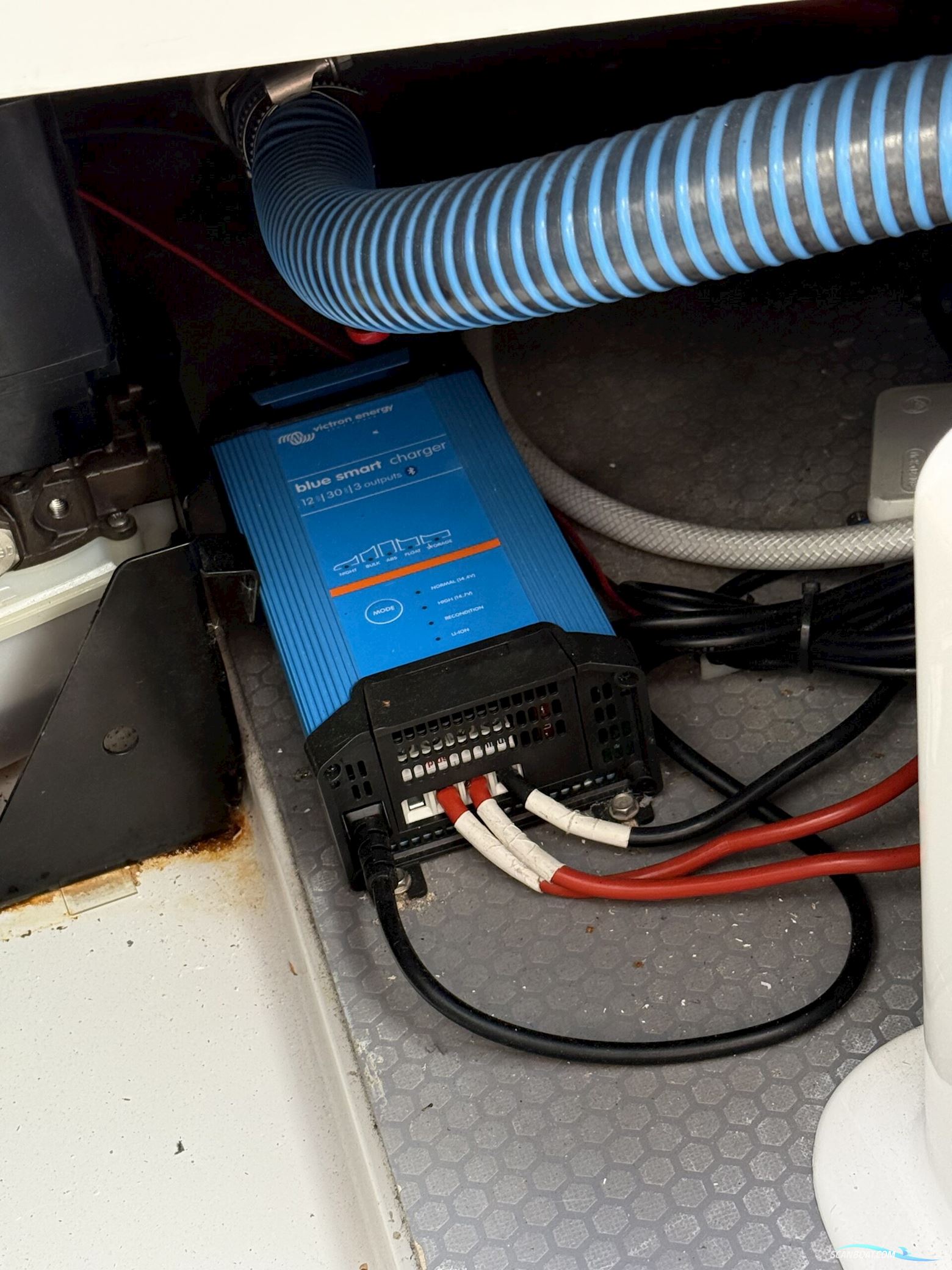 Aquador 27 HT, NEDSAT