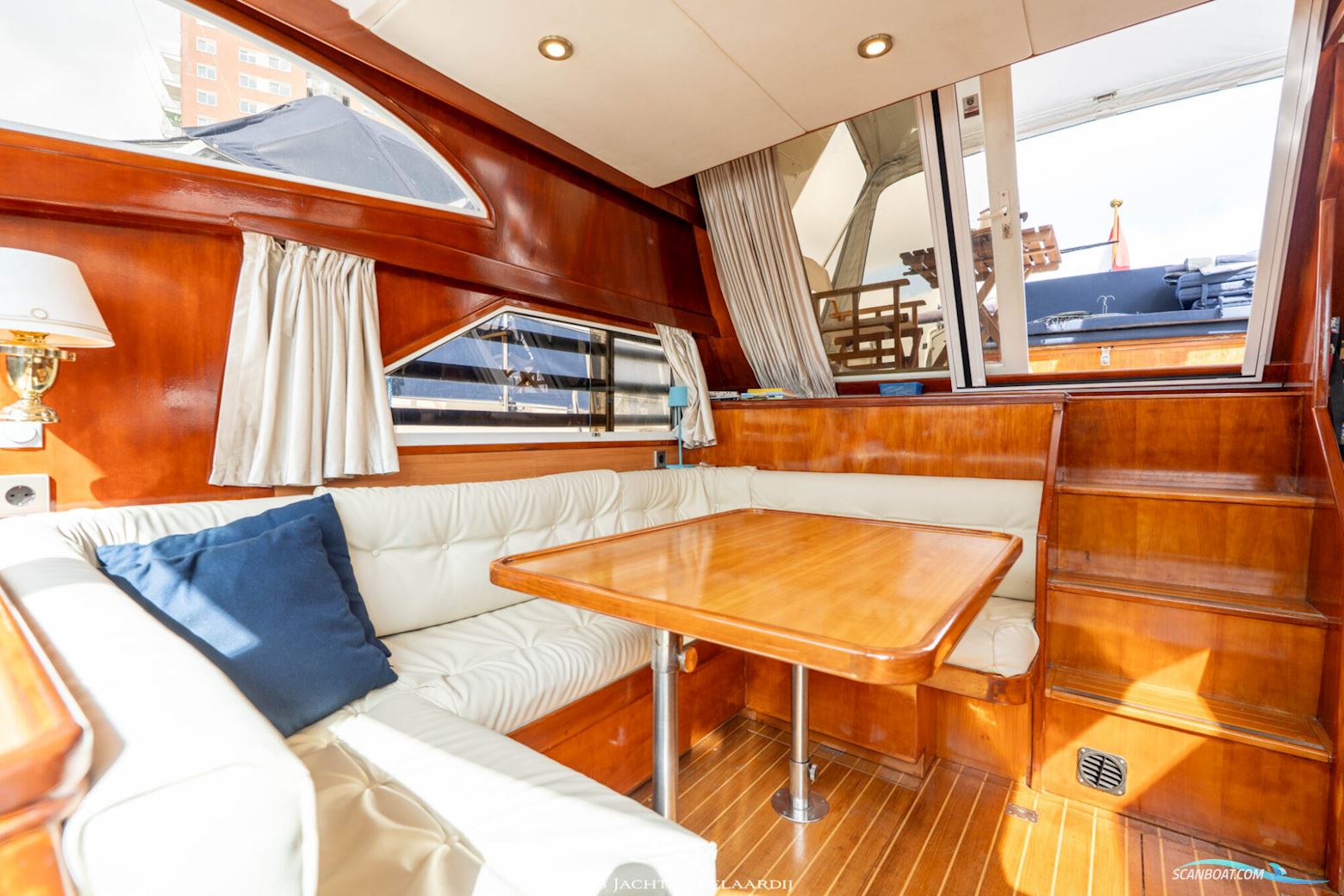 Astor 37 Flybridge