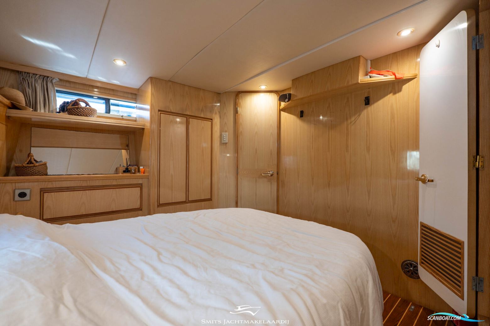 Astor 37 Flybridge