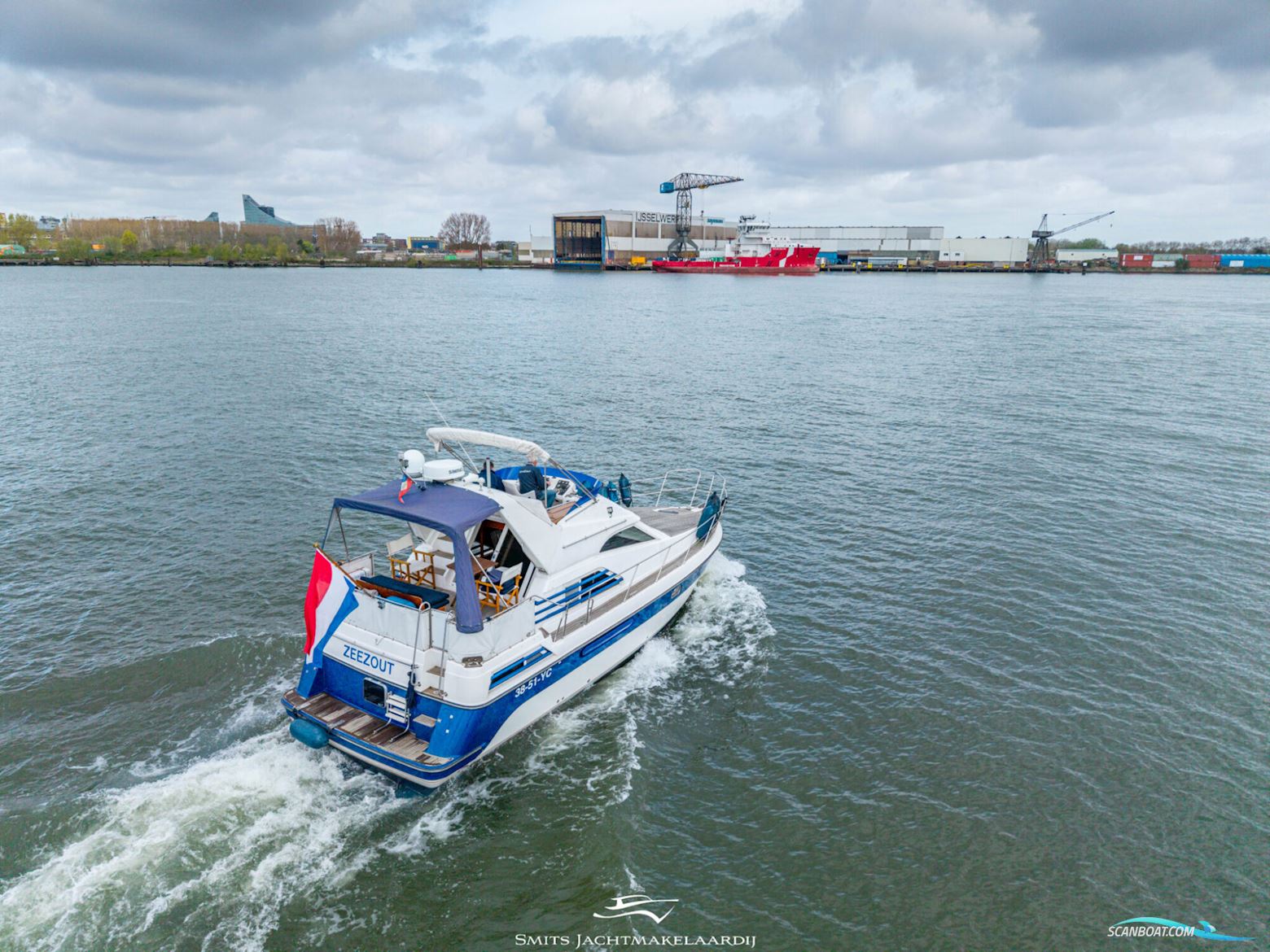Astor 37 Flybridge