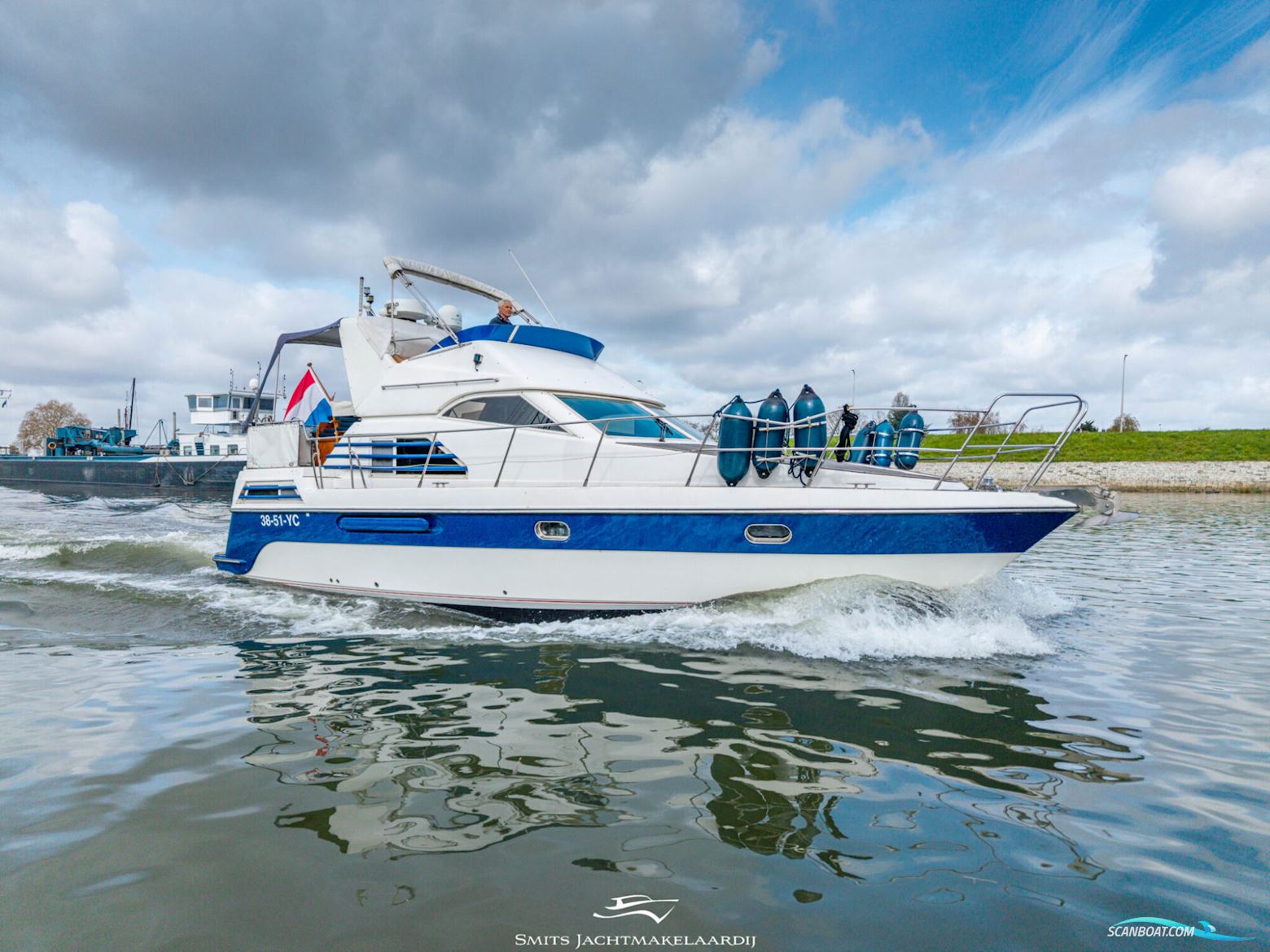 Astor 37 Flybridge