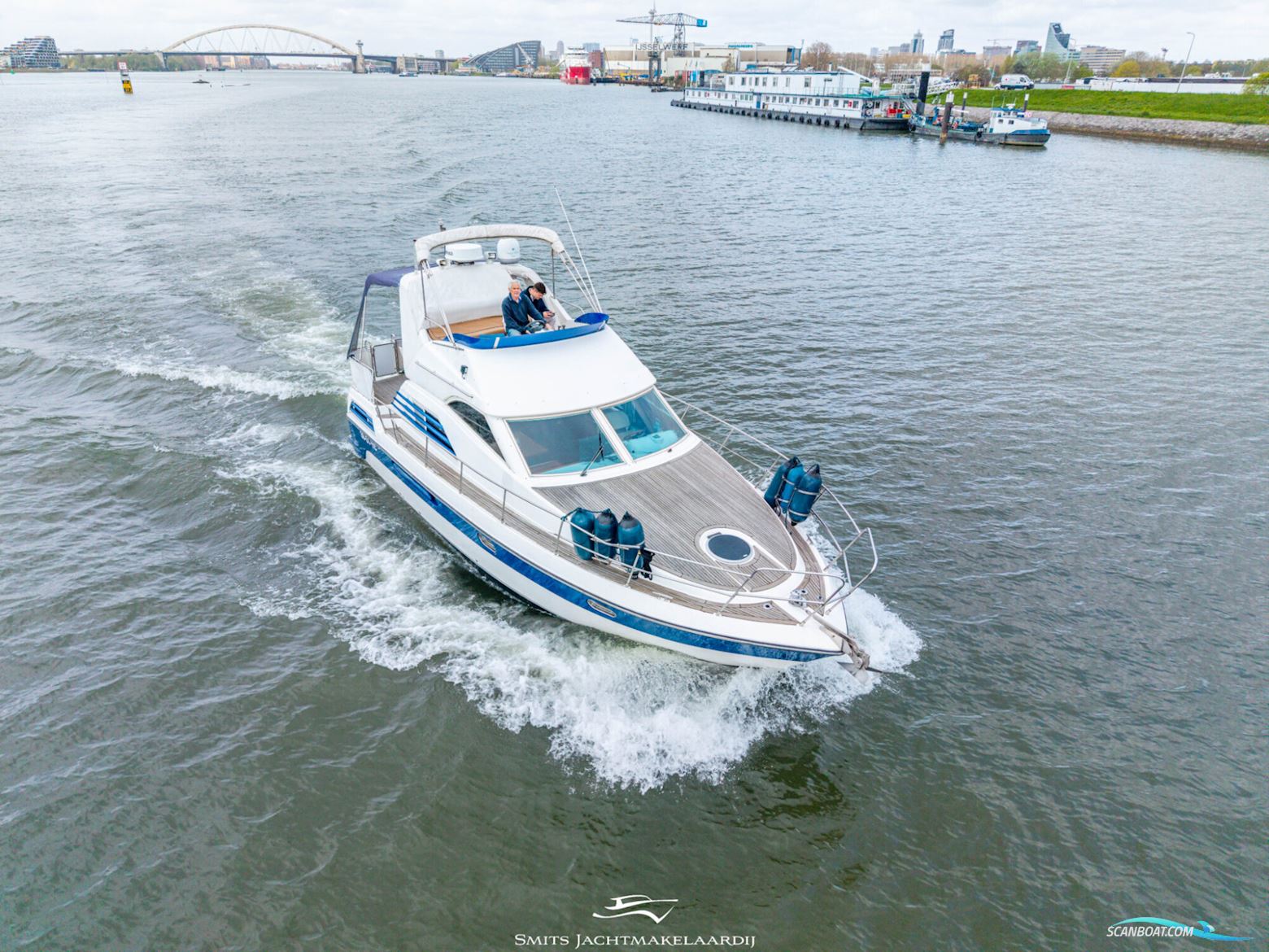 Astor 37 Flybridge