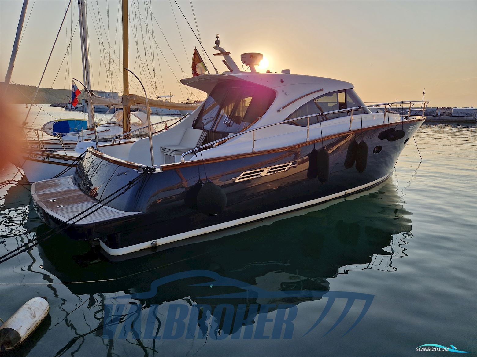 Austin Parker 42 Sedan Motorboat 2014, with Cummins 6.7 engine, Italy