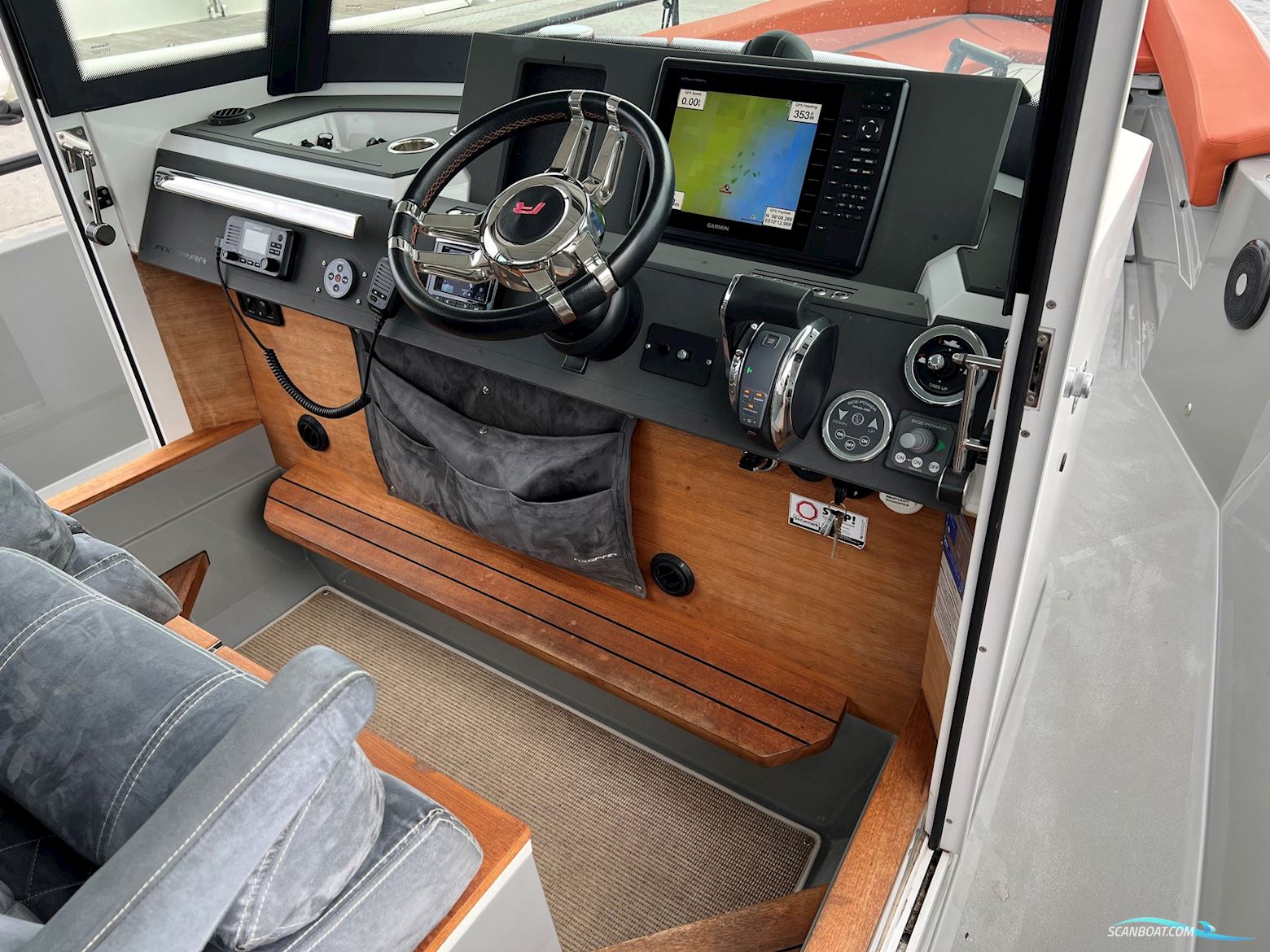 Axopar 28 Cabin R-Version