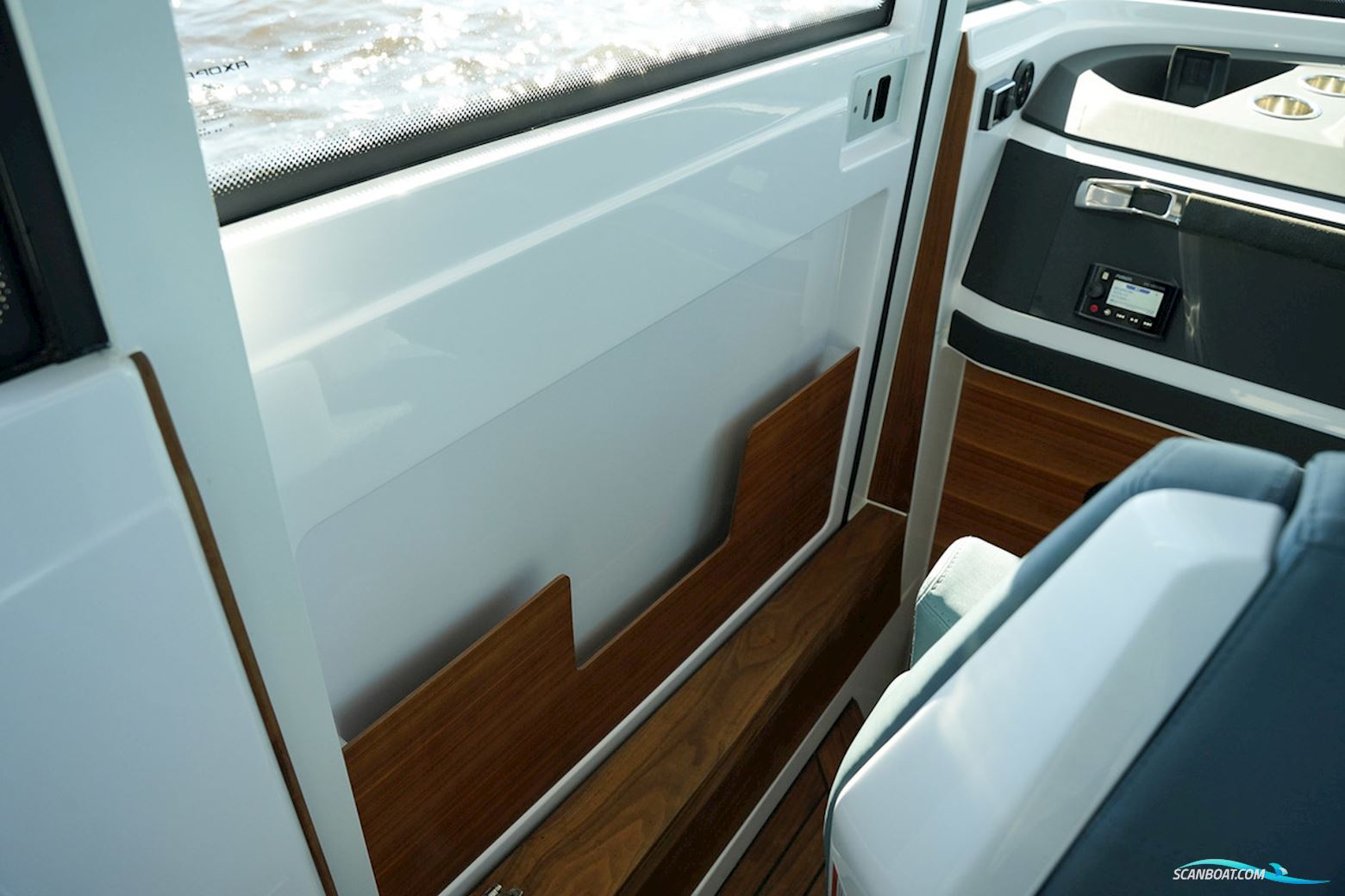 AXOPAR 28 Cabin