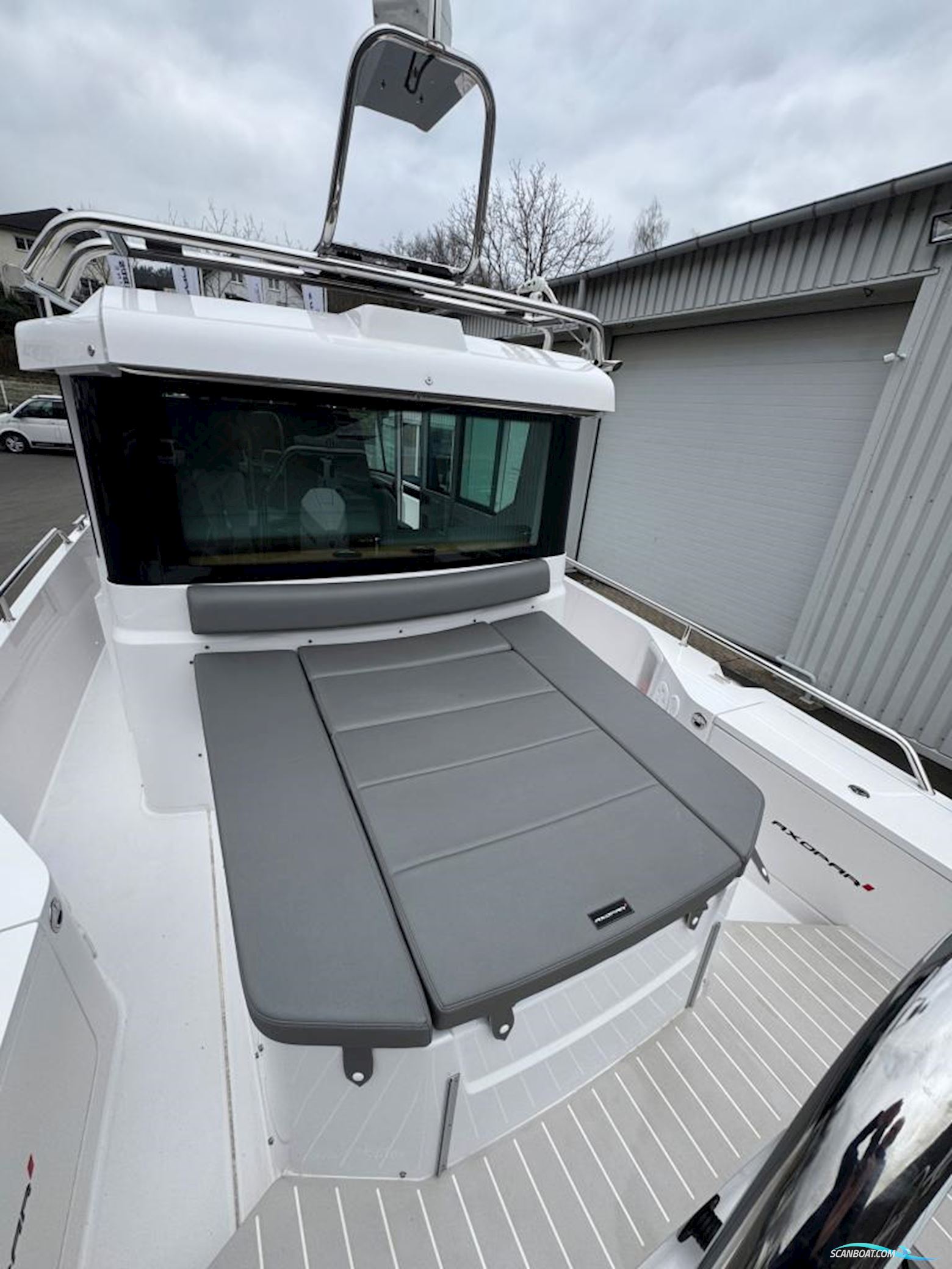AXOPAR 28 Cabin