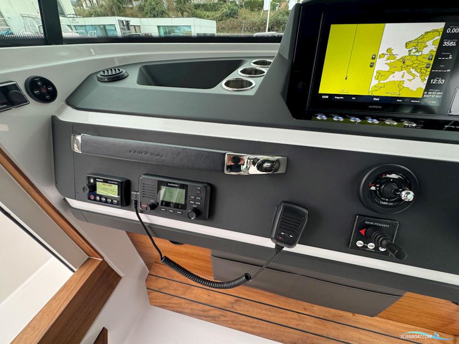 AXOPAR 28 Cabin