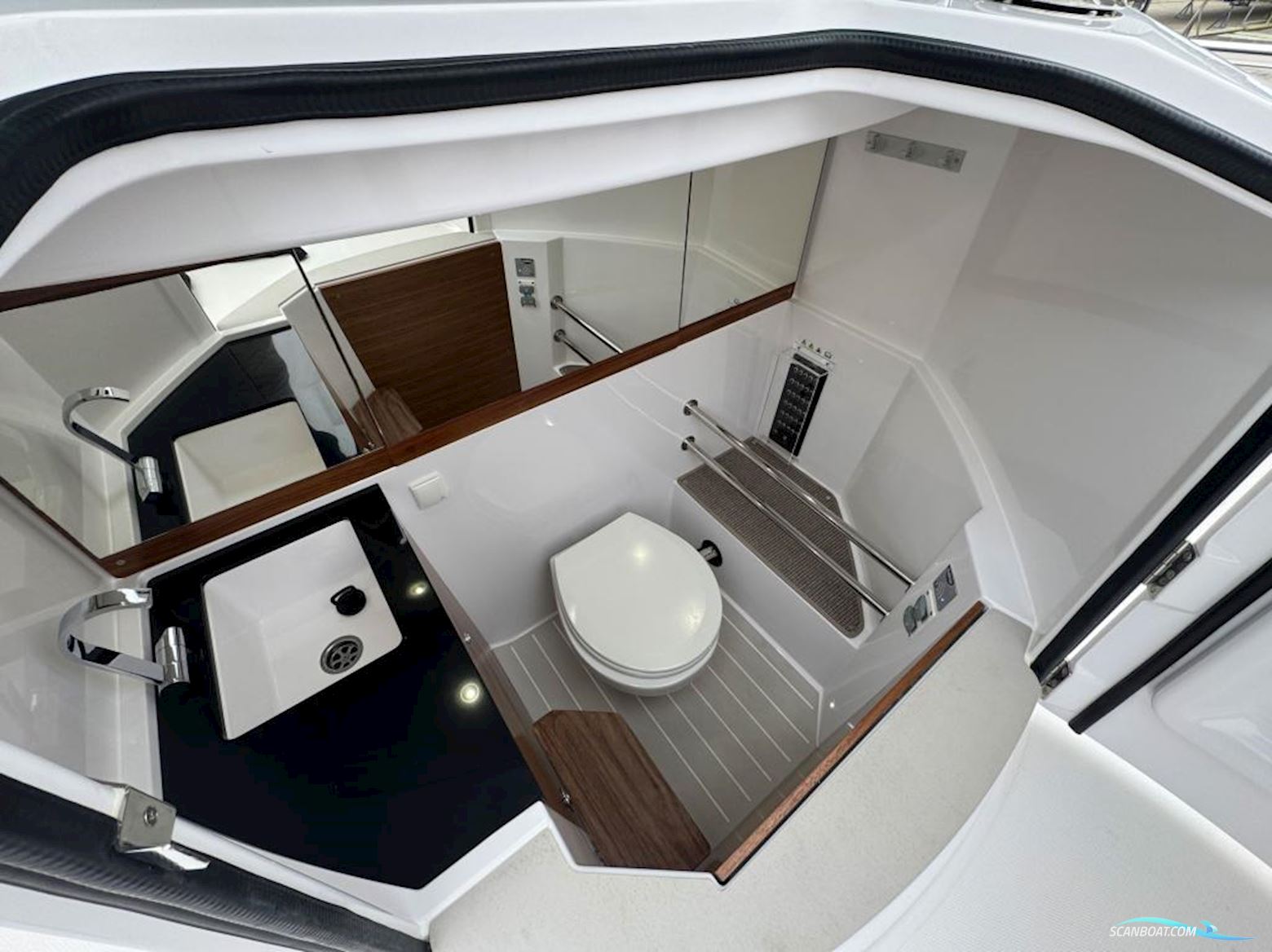 AXOPAR 28 Cabin