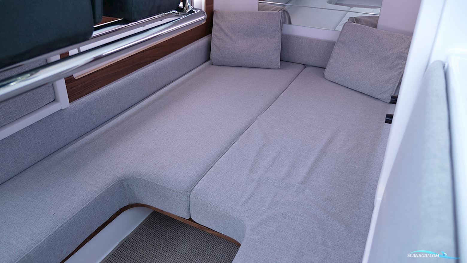 AXOPAR 28 Cabin