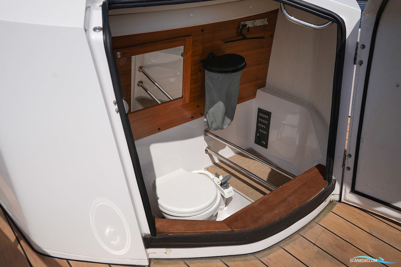 AXOPAR 28 Cabin