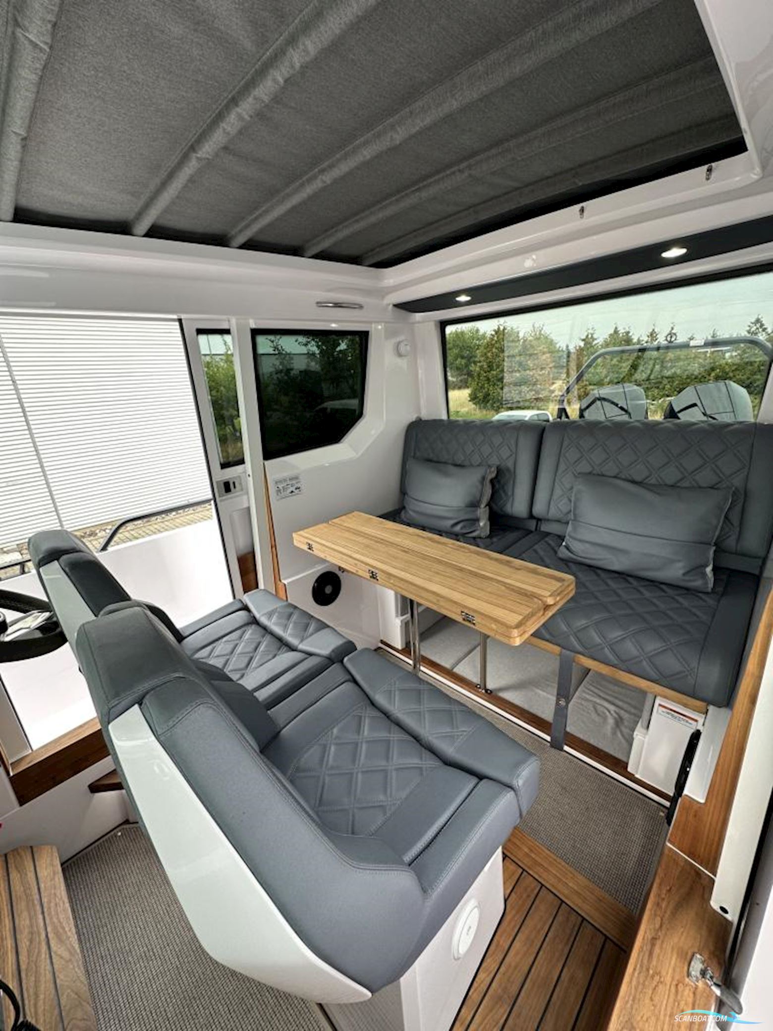 AXOPAR 28 Cabin