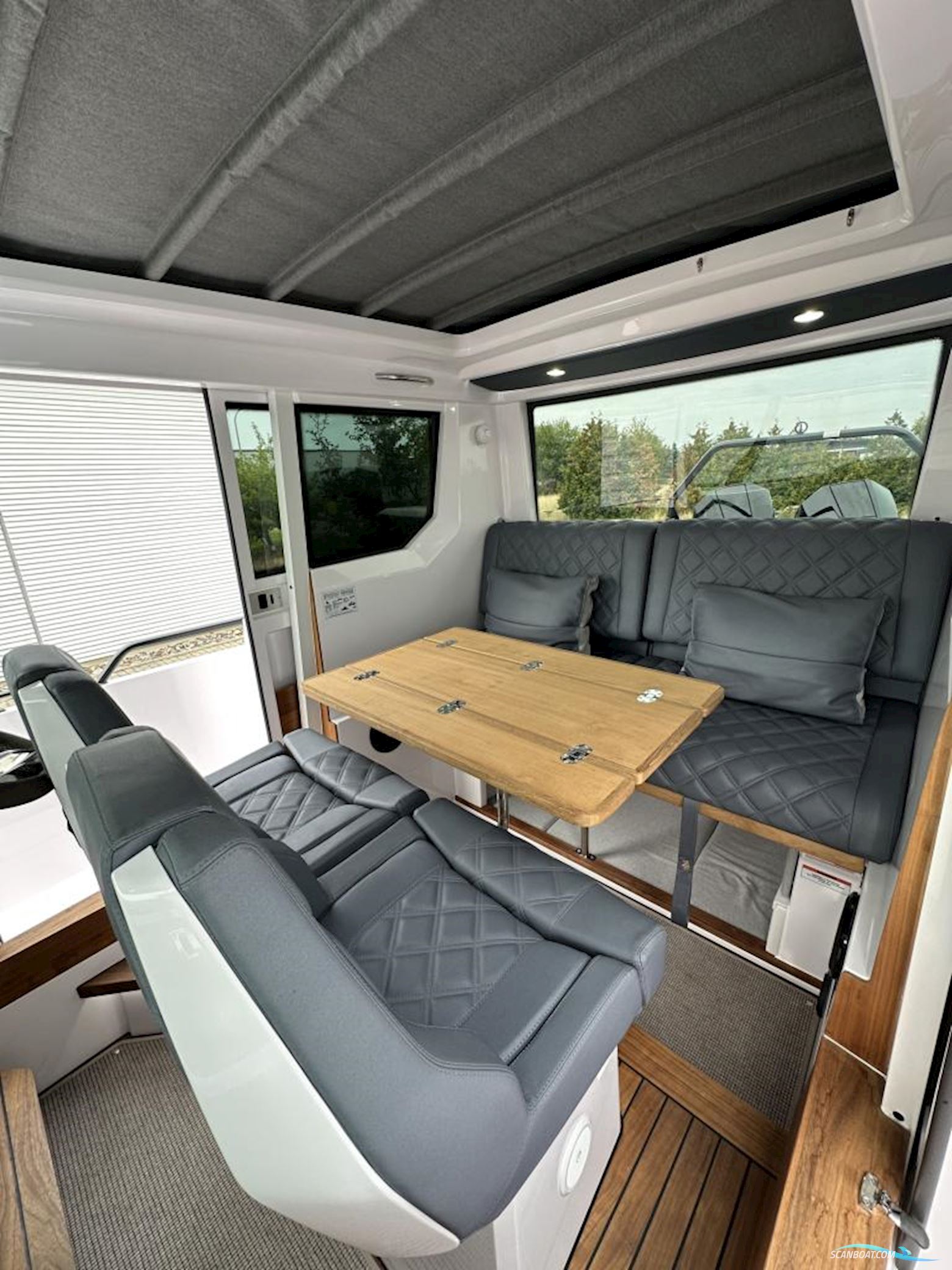 AXOPAR 28 Cabin