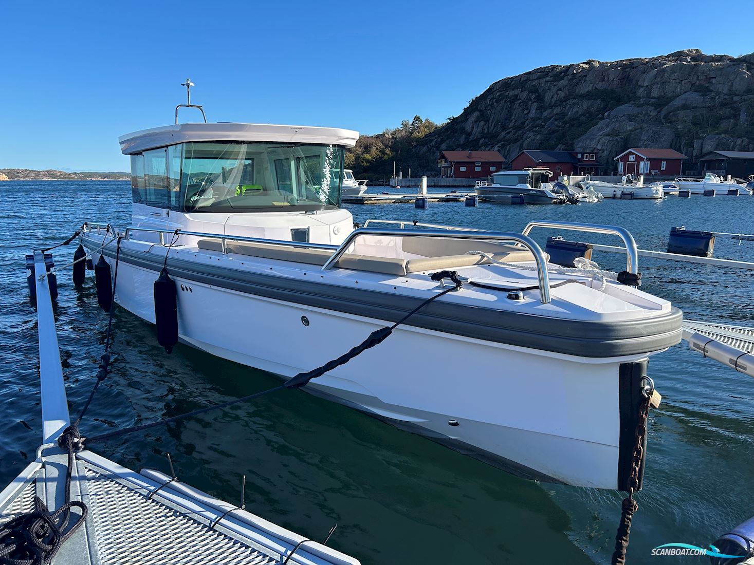 Axopar 28 Cabin