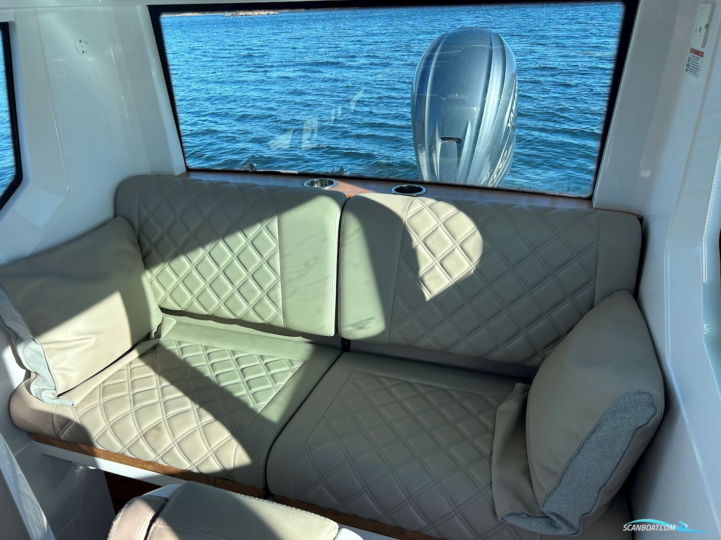 Axopar 28 Cabin